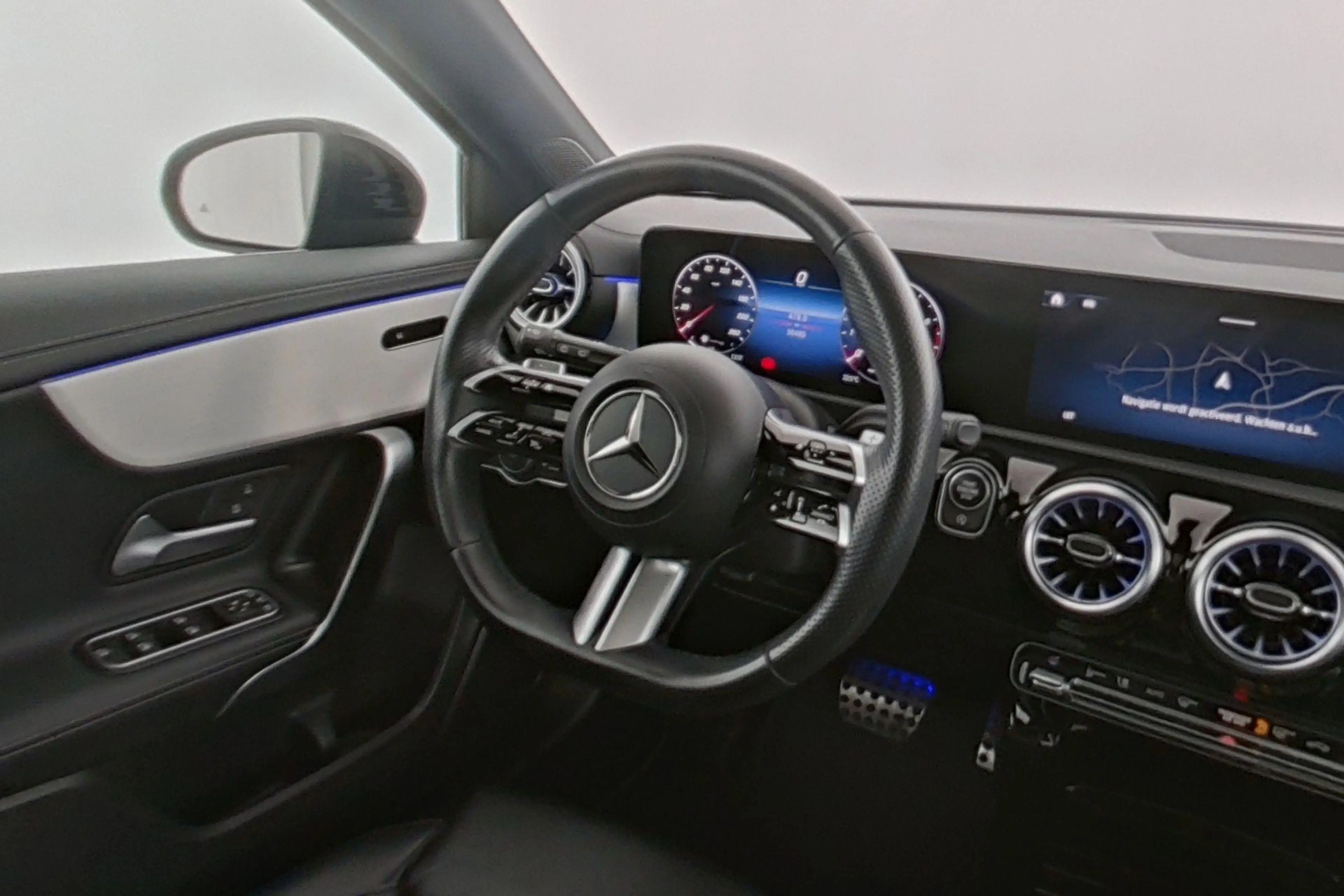 Mercedes-Benz A 180 AMG Line - Pack Night - Top Options — photo 13