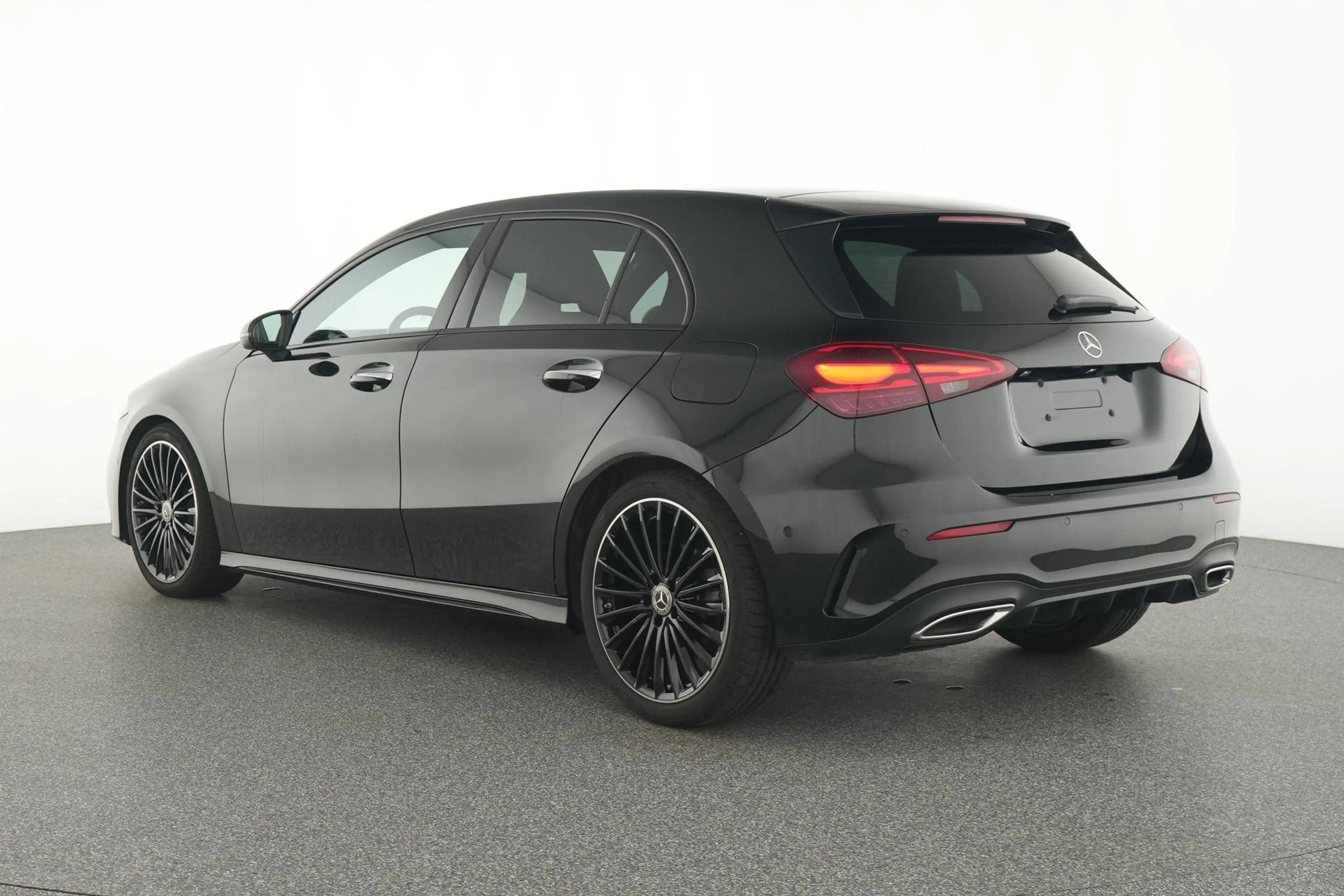 Mercedes-Benz A 180 AMG Line - Pack Night - Top Options — photo 3