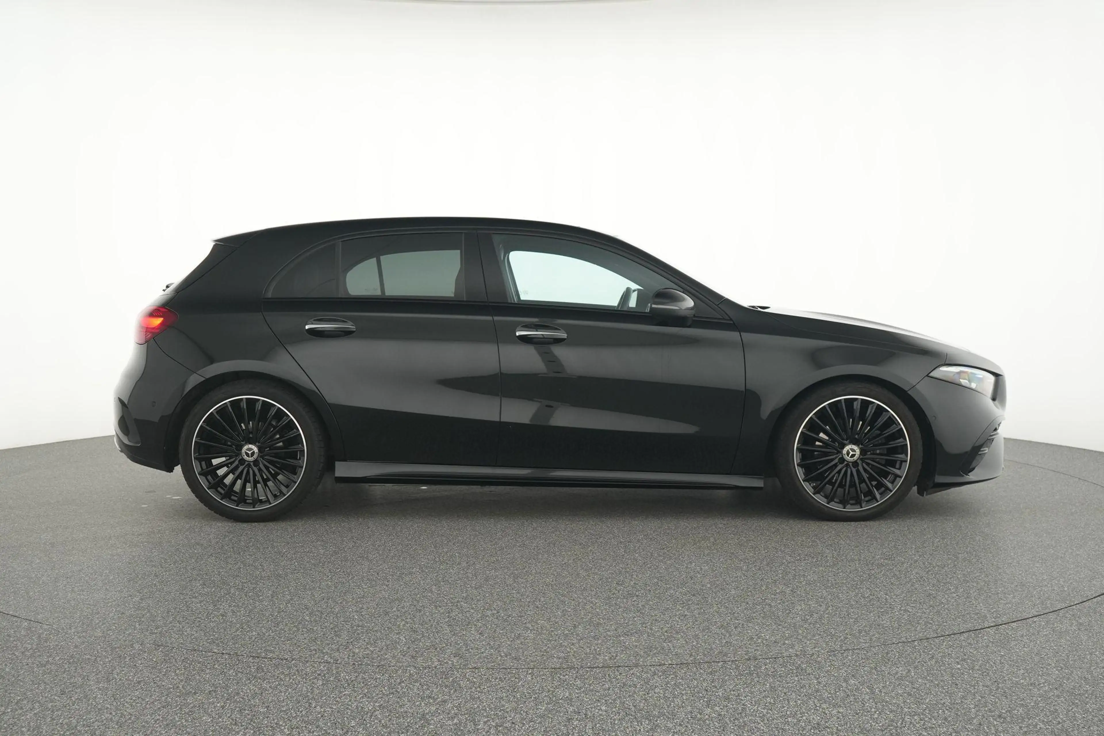 Mercedes-Benz A 180 AMG Line - Pack Night - Top Options — photo 9