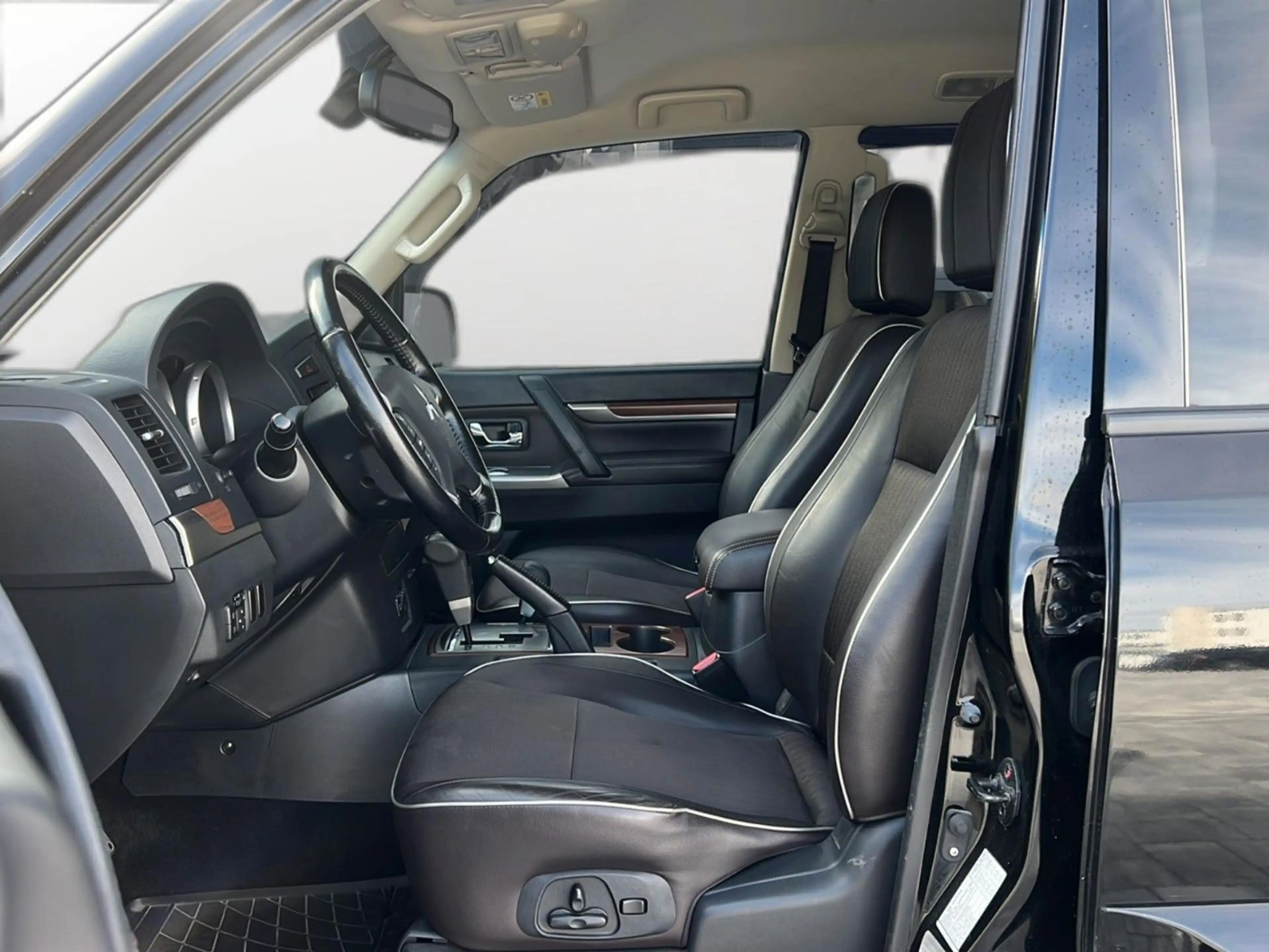 Mitsubishi Pajero 3.2 DI-D Intense*NUR 90TKM*AHK-3.5To*SHZ* — photo 10