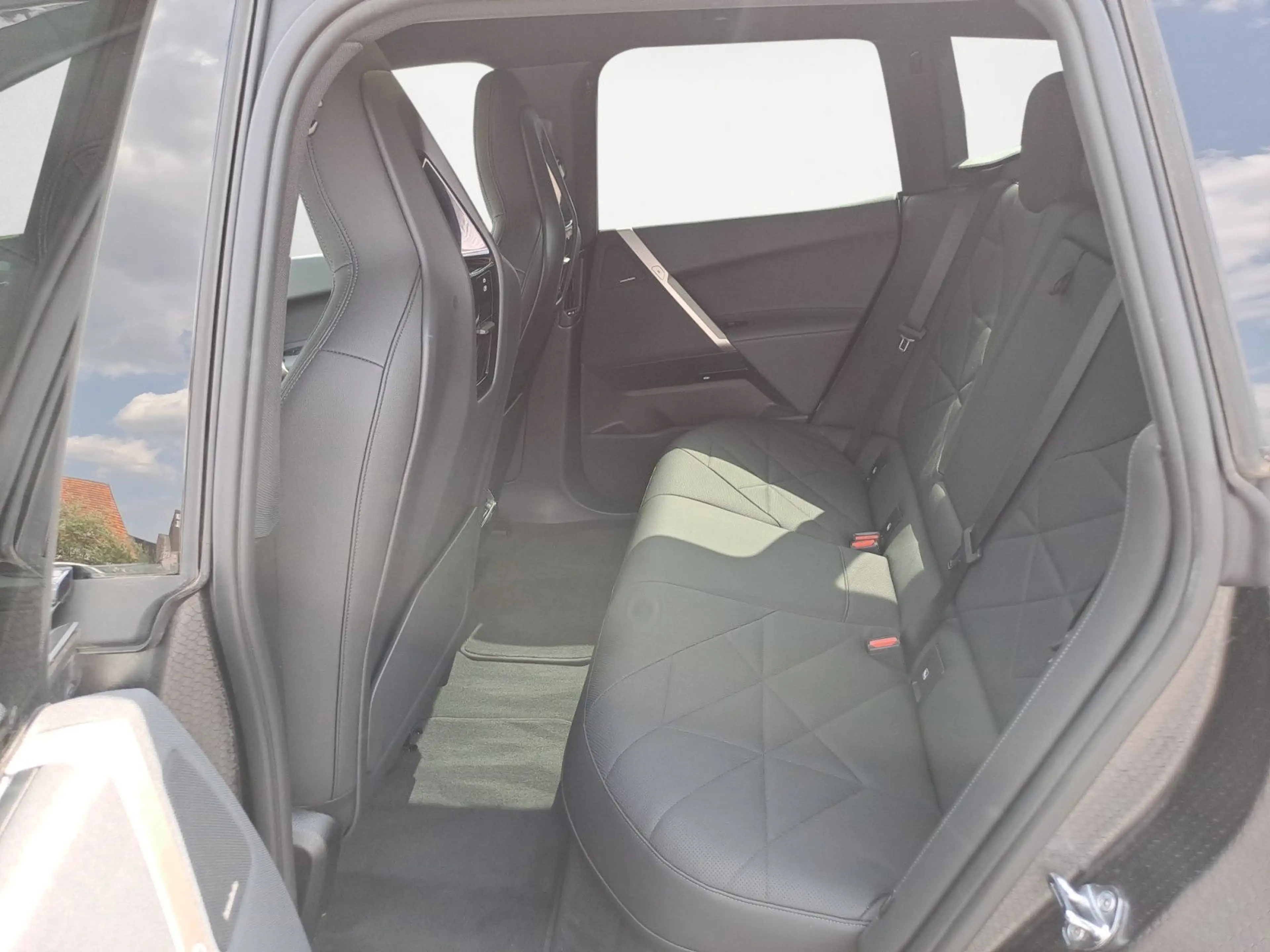BMW iX xDrive40 Sportpaket Klimaaut. Komfortzugang — photo 15