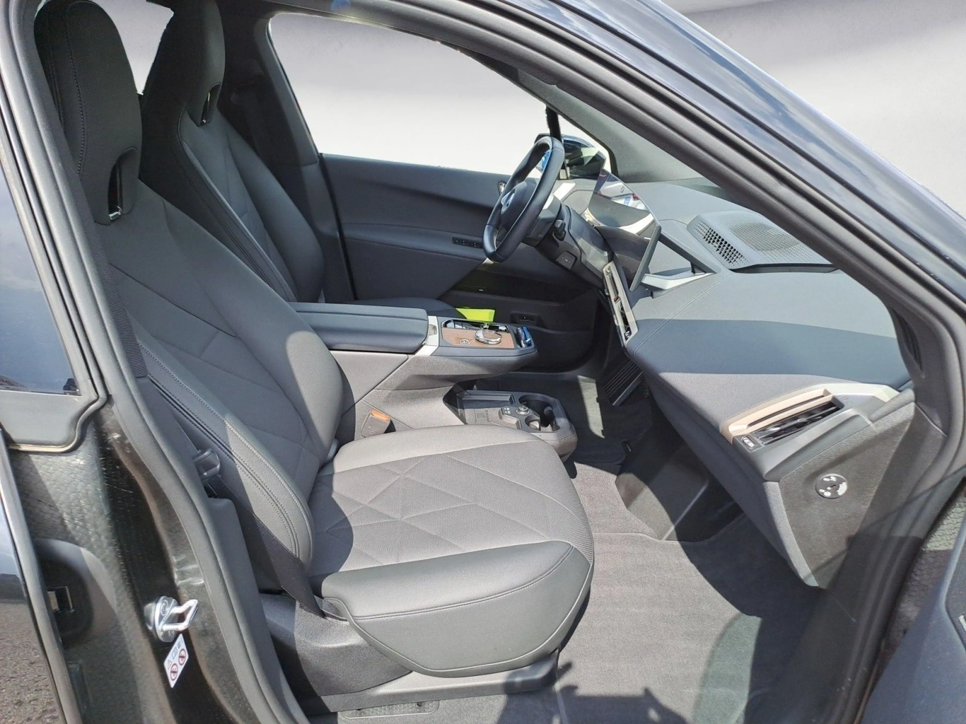 BMW iX xDrive40 Sportpaket Klimaaut. Komfortzugang — photo 14