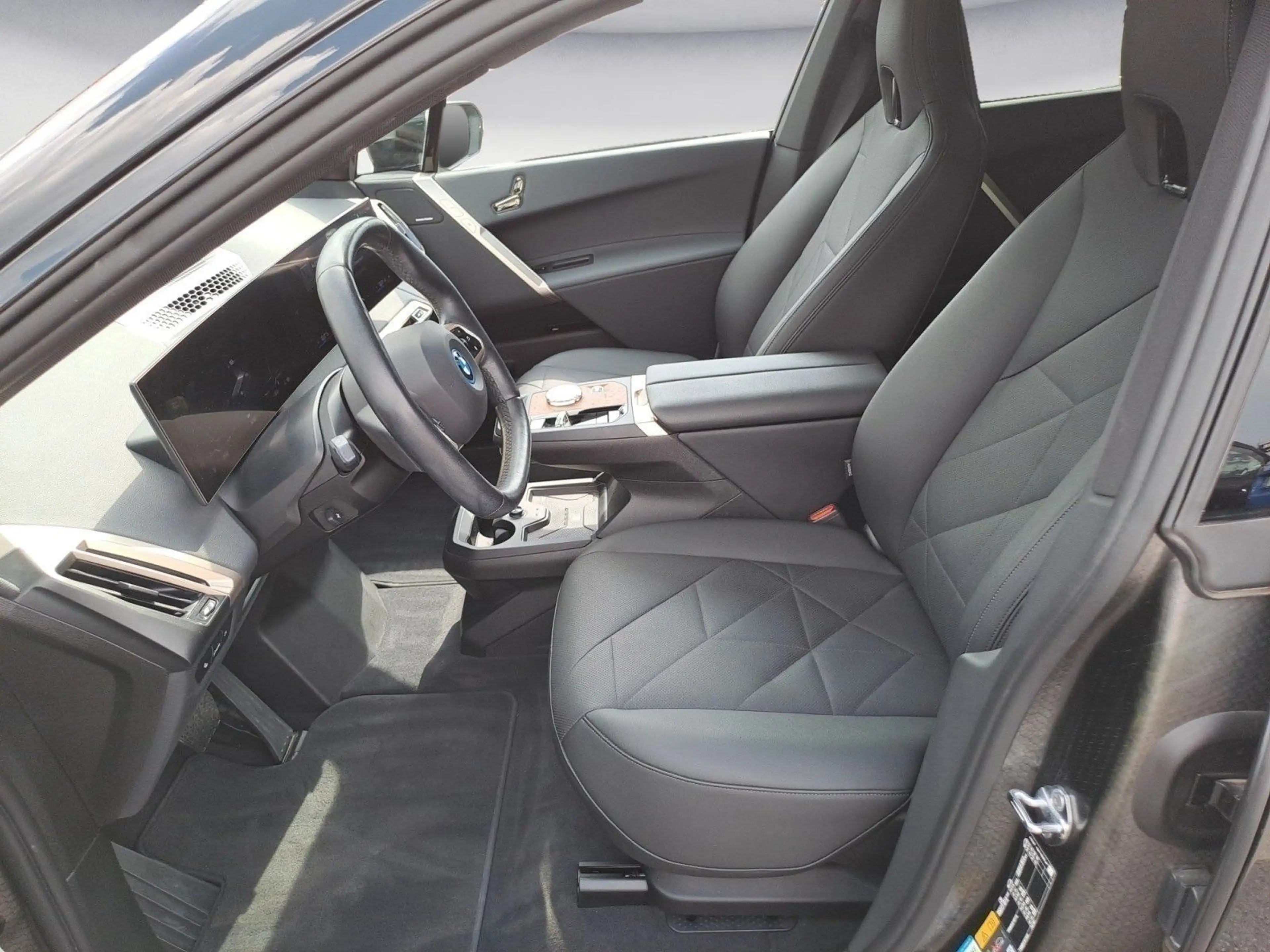BMW iX xDrive40 Sportpaket Klimaaut. Komfortzugang — photo 11