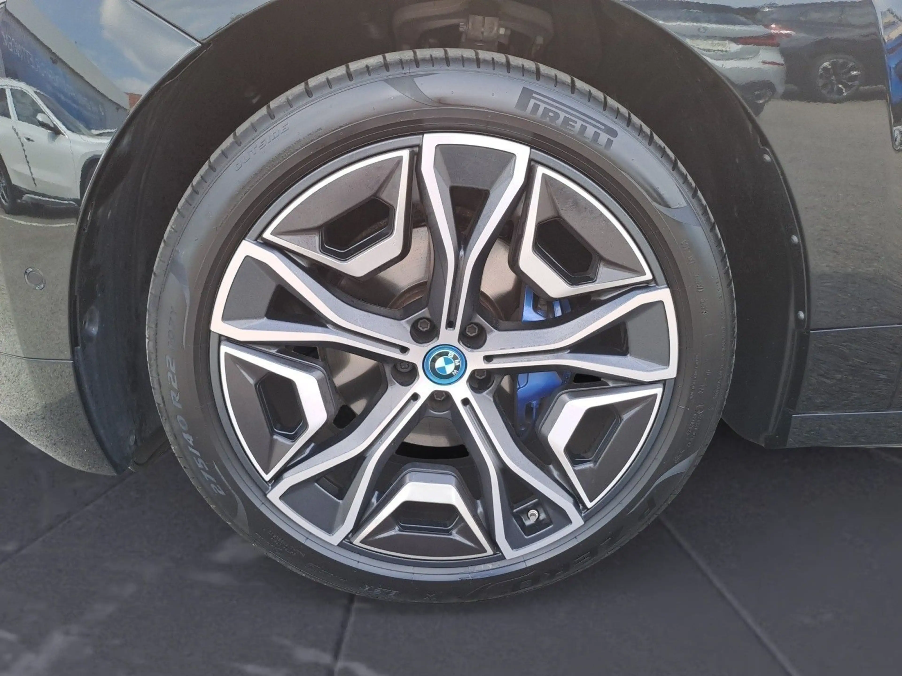 BMW iX xDrive40 Sportpaket Klimaaut. Komfortzugang — photo 8