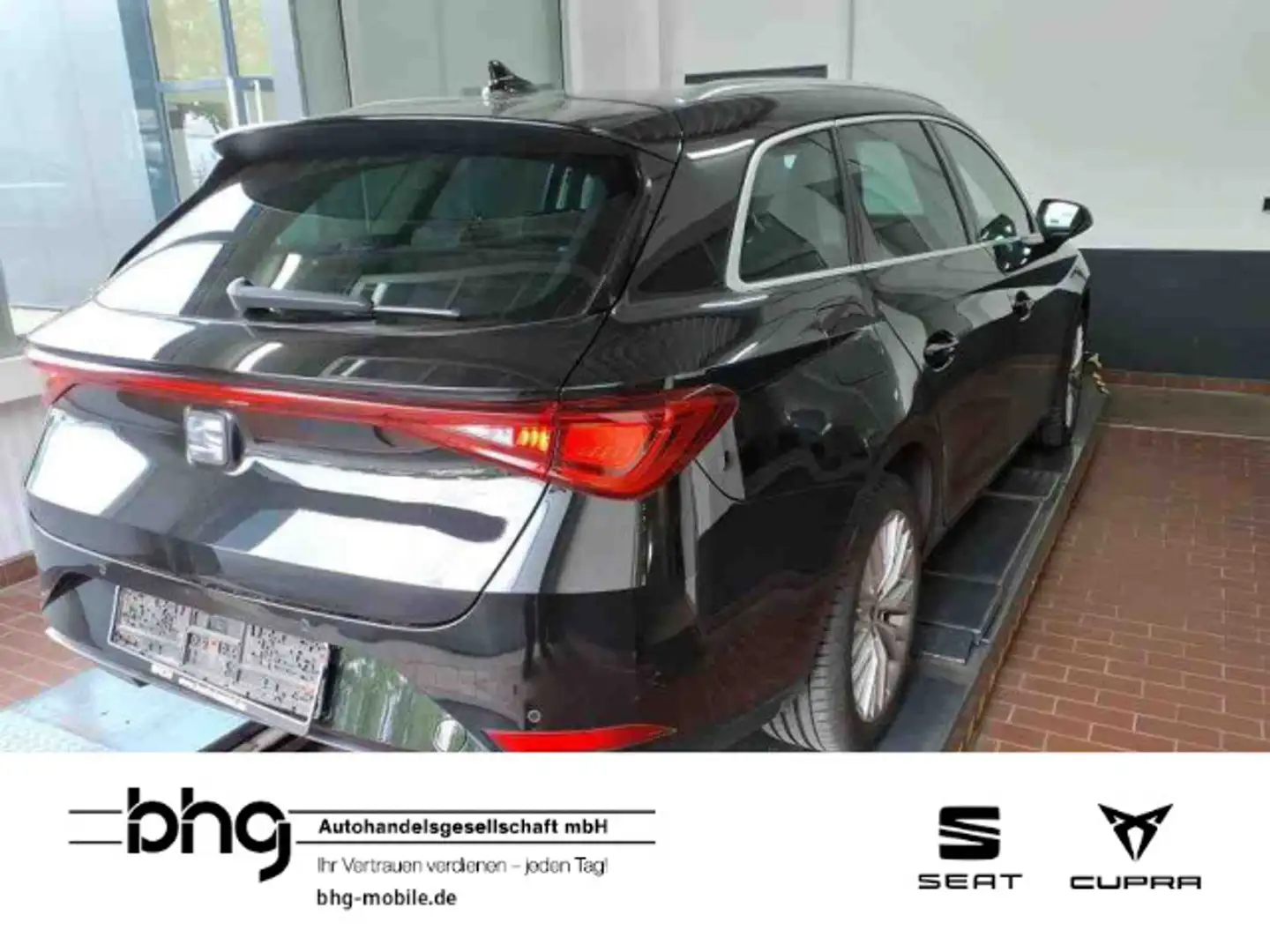 SEAT Leon Sportstourer 2.0 TDI DSG Xcellence Standhei Schwarz - 2