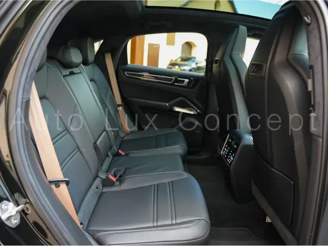 Porsche Cayenne view 8