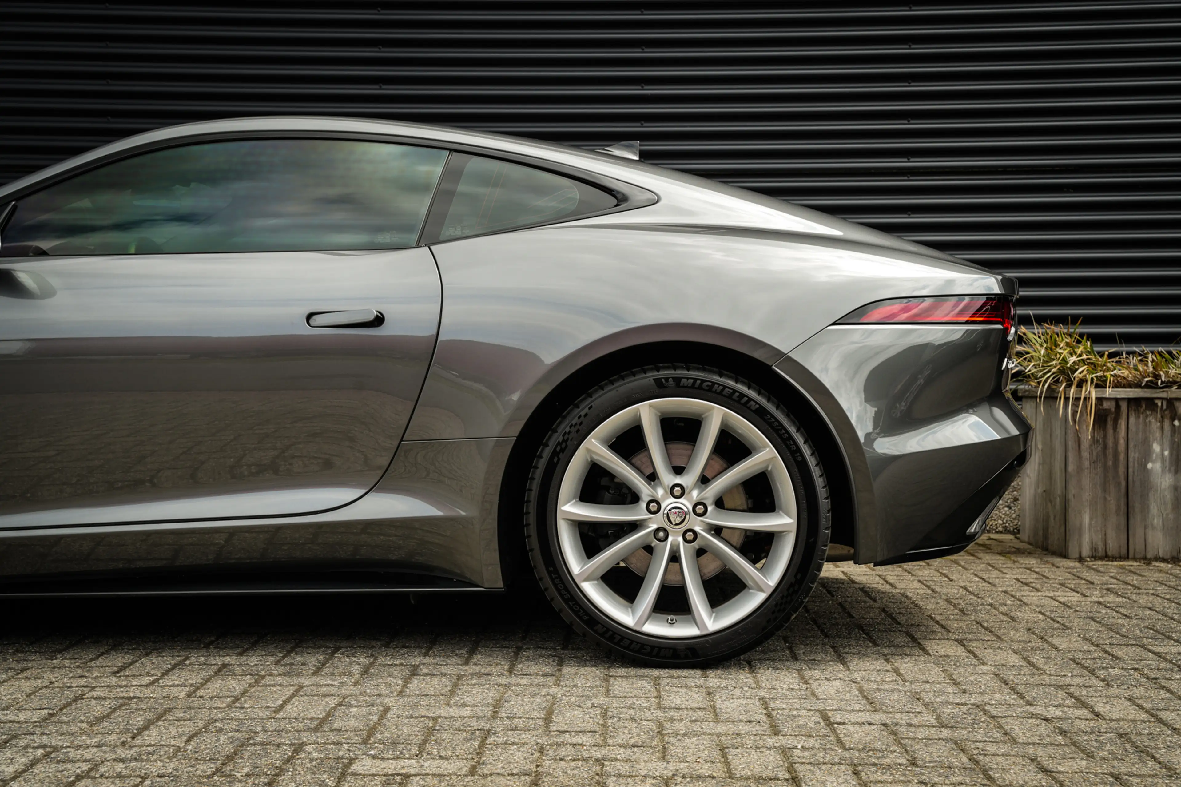 Jaguar F-Type 2.0T P300 R-Dynamic | LED | Panoramadak | Meridian — photo 19