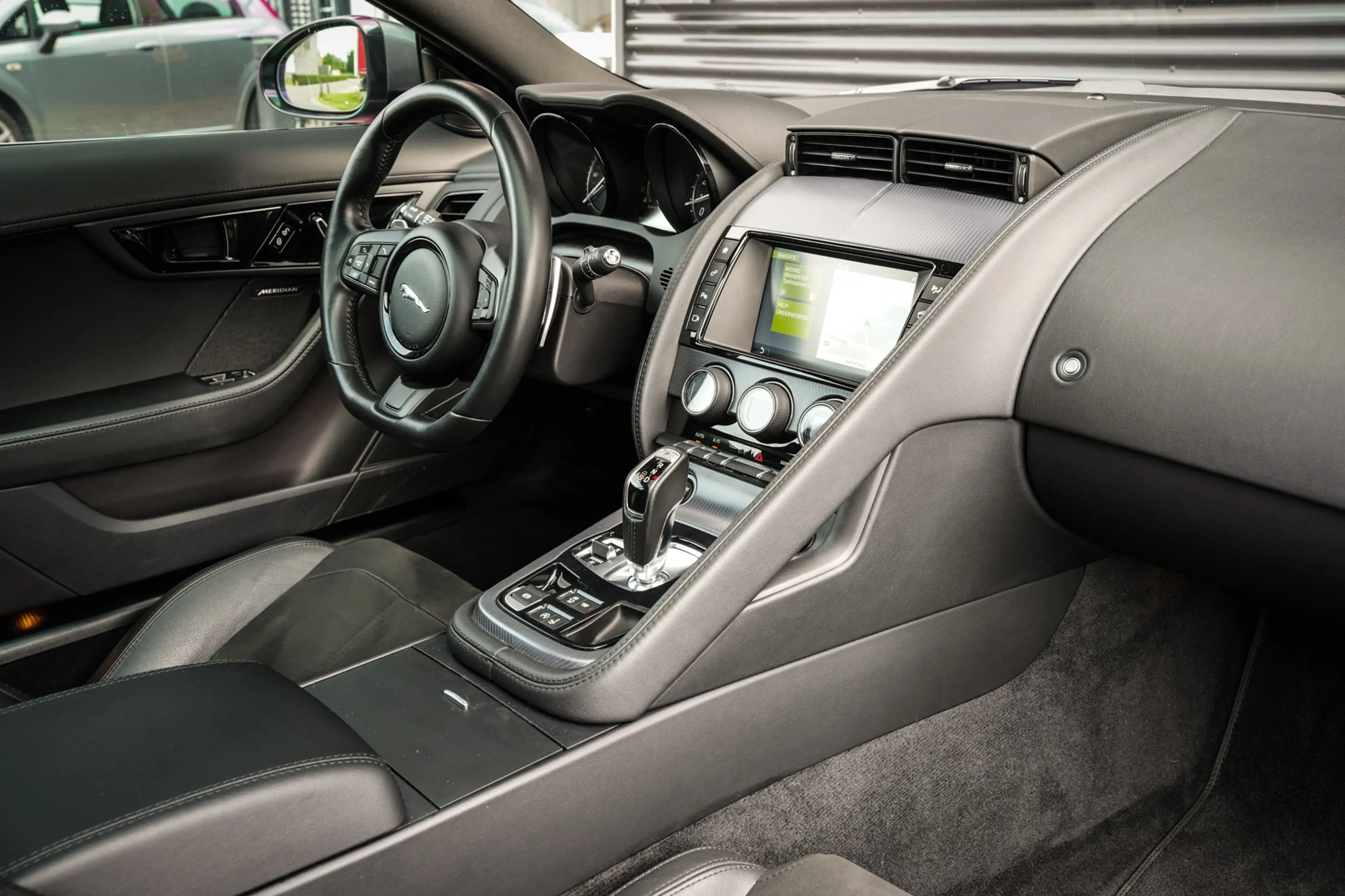 Jaguar F-Type 2.0T P300 R-Dynamic | LED | Panoramadak | Meridian — photo 14