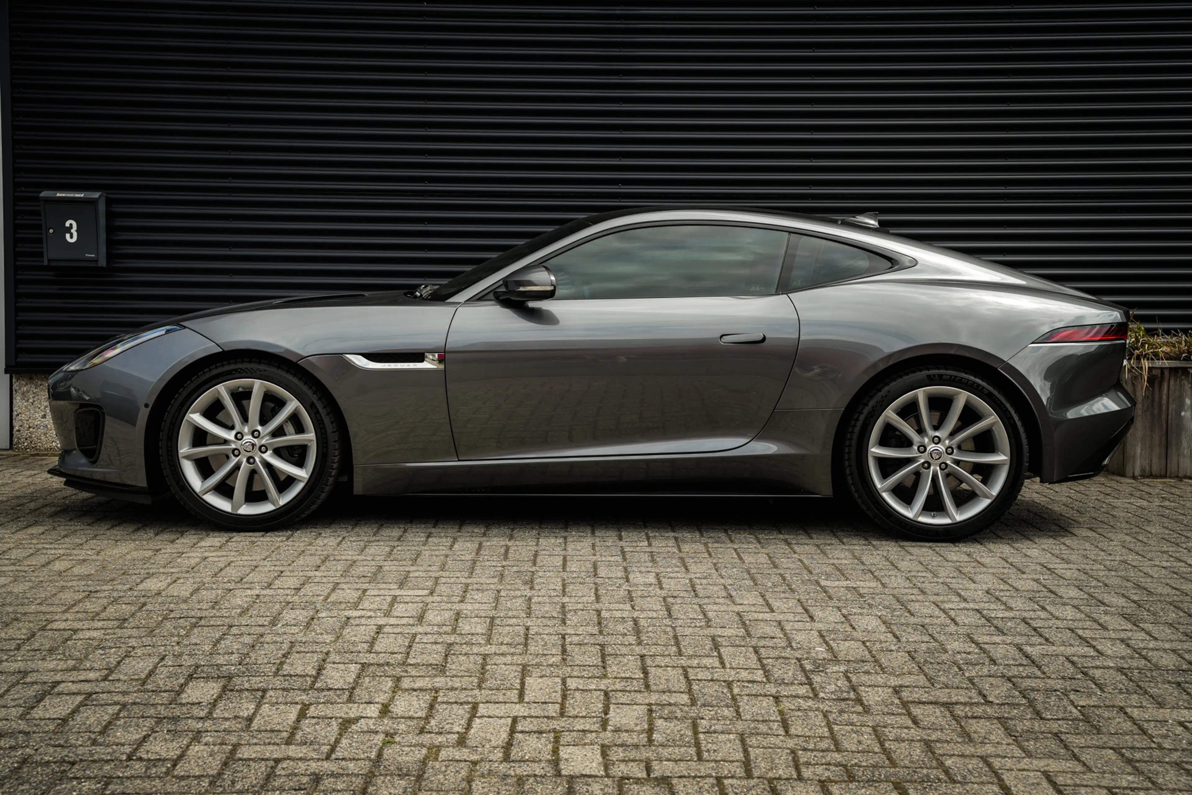 Jaguar F-Type 2.0T P300 R-Dynamic | LED | Panoramadak | Meridian — photo 17