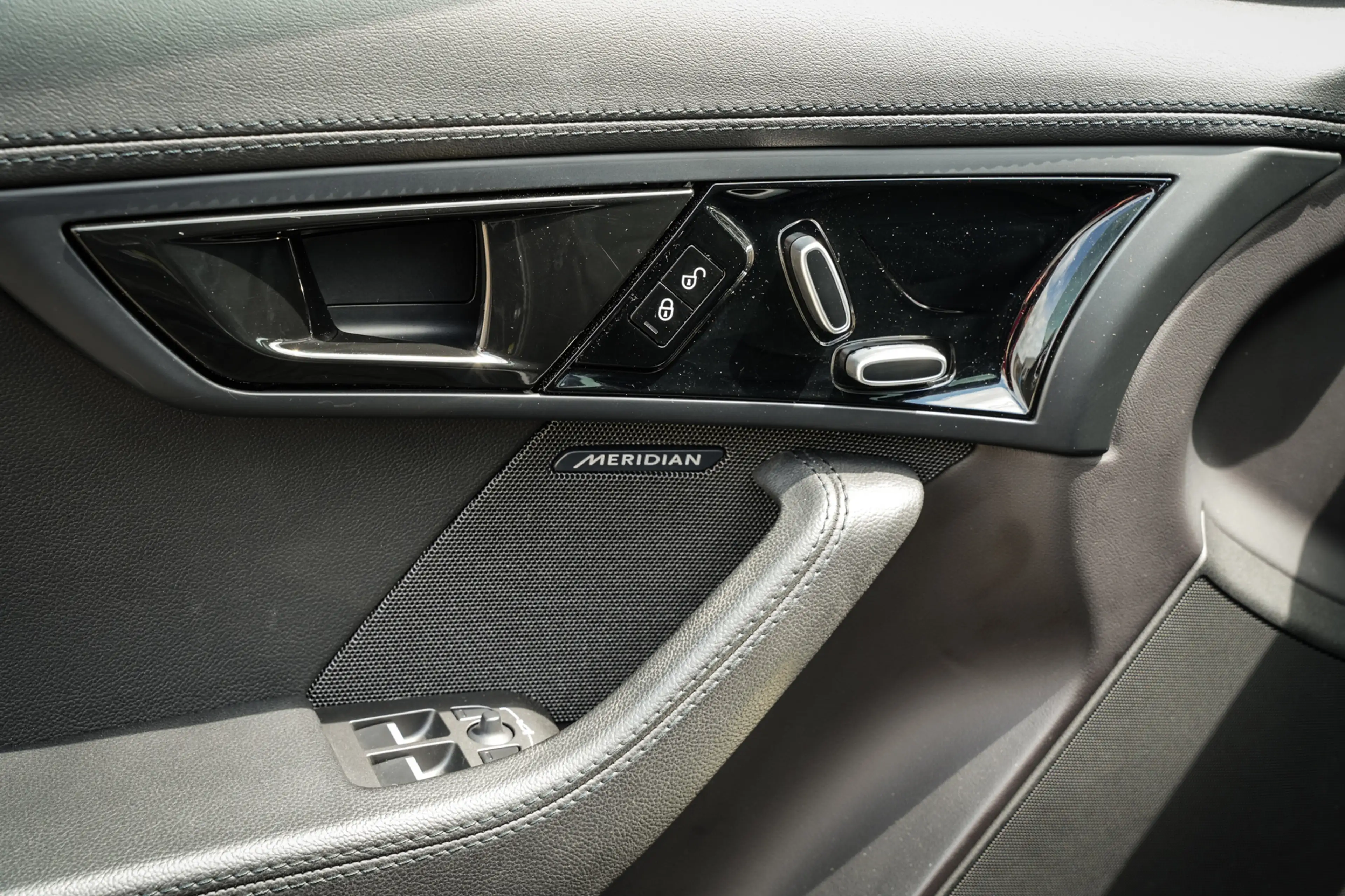 Jaguar F-Type 2.0T P300 R-Dynamic | LED | Panoramadak | Meridian — photo 33