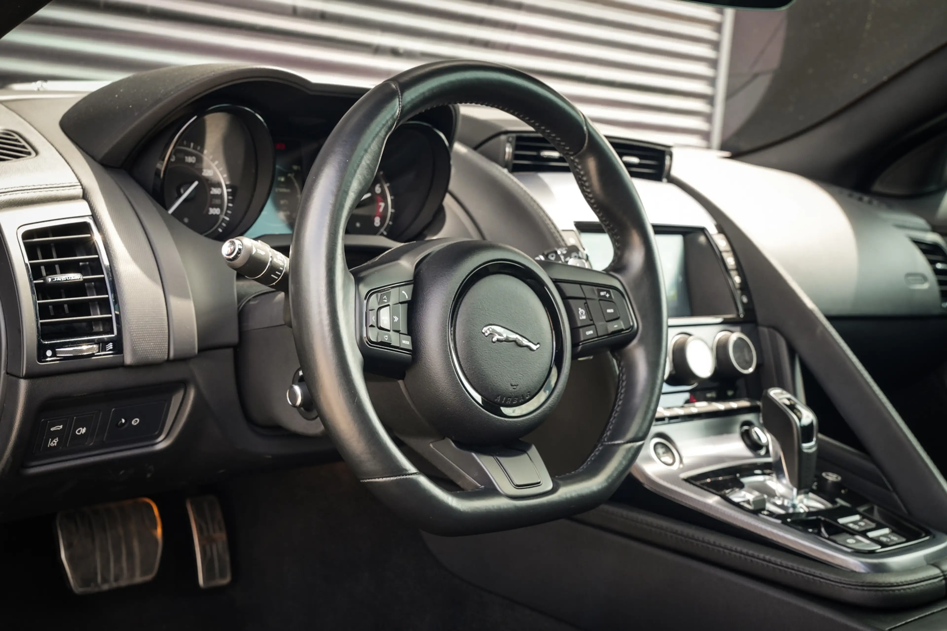 Jaguar F-Type 2.0T P300 R-Dynamic | LED | Panoramadak | Meridian — photo 32