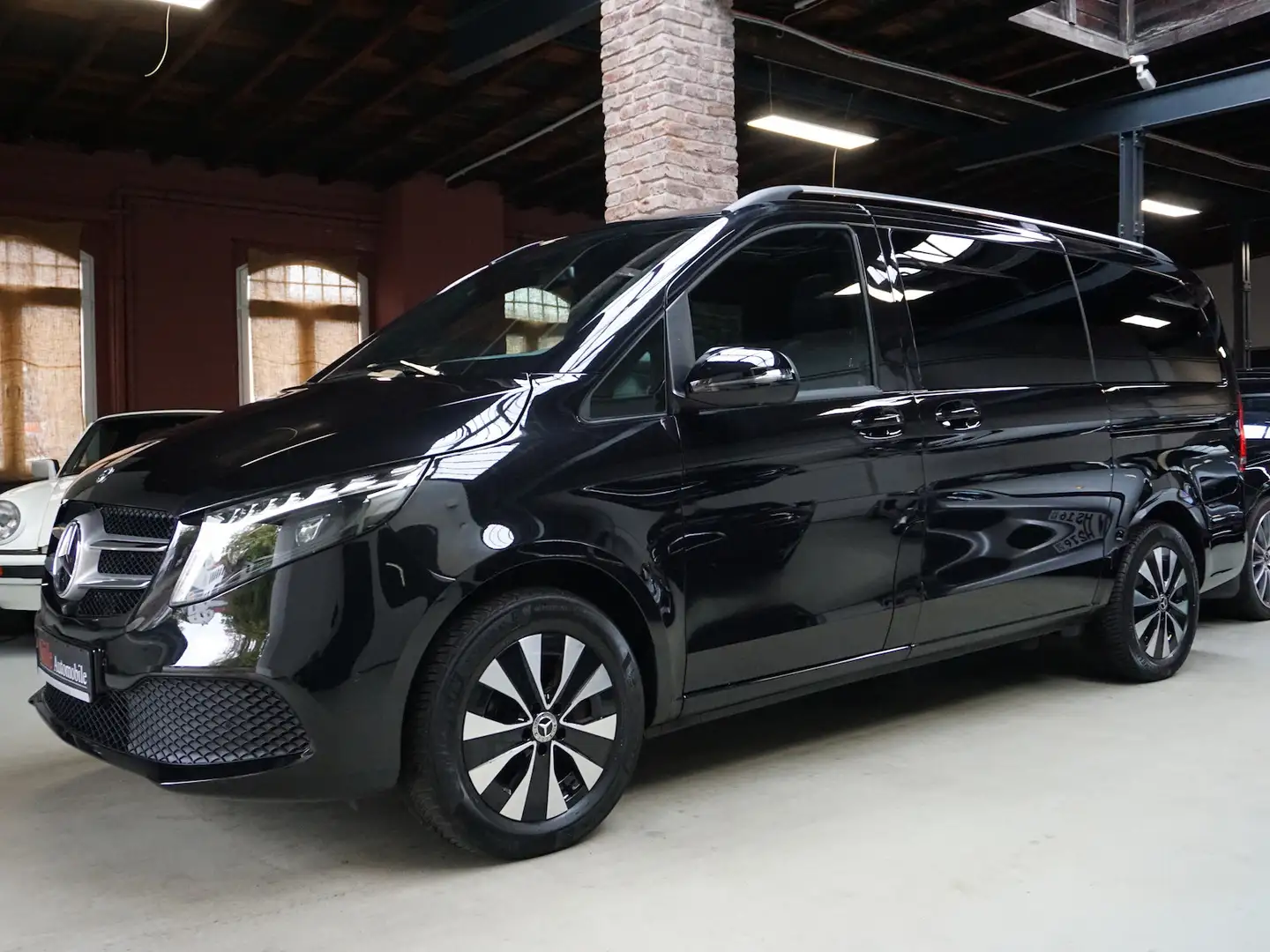 Mercedes-Benz V 300 d 4M lang Leder 360° Mbux Pano AHK StdHz Schwarz - 1