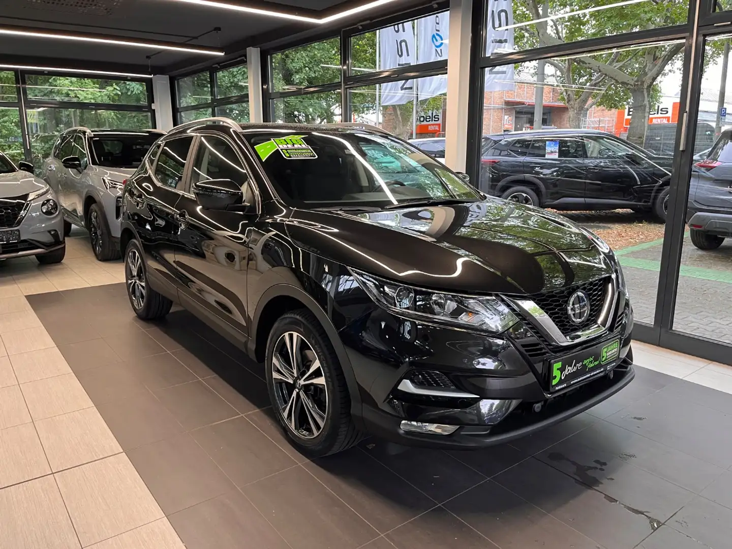 Nissan Qashqai 1.3 DIG-T N-Connecta Pano Navi Kam SitzH Zwart - 2