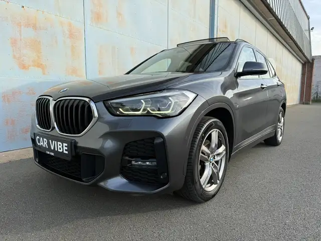 BMW X1 sDrive18i -  M Sportpakket - Automaat - Pano dak - LED - Camera - GPS - Apple Carplay - Android auto - Sensoren