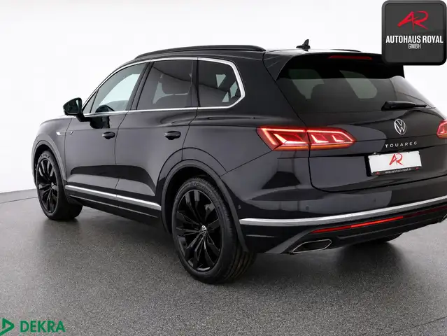 Volkswagen Touareg view 3