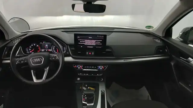 Audi Q5 view 11