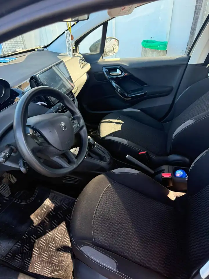 Peugeot 208 208 — photo 8