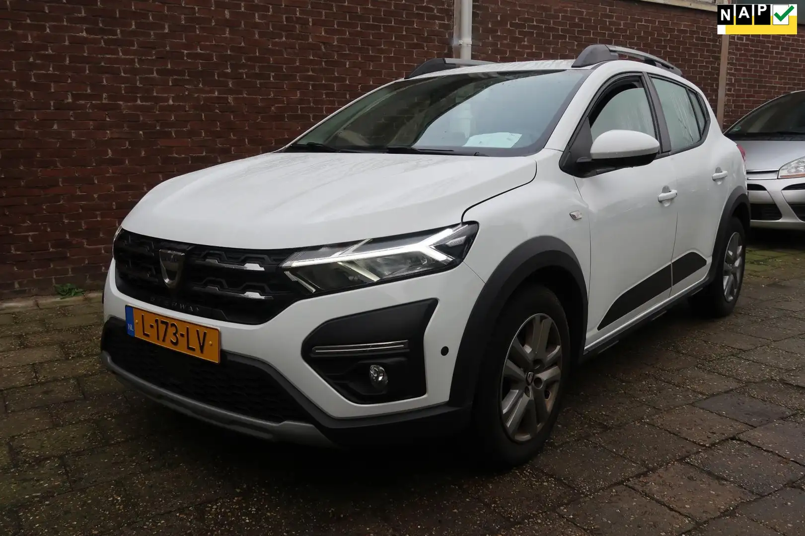 Dacia Sandero Stepway 1.0 TCe 100 Bi-Fuel Comfort, LPG, NAVIGATI Wit - 1