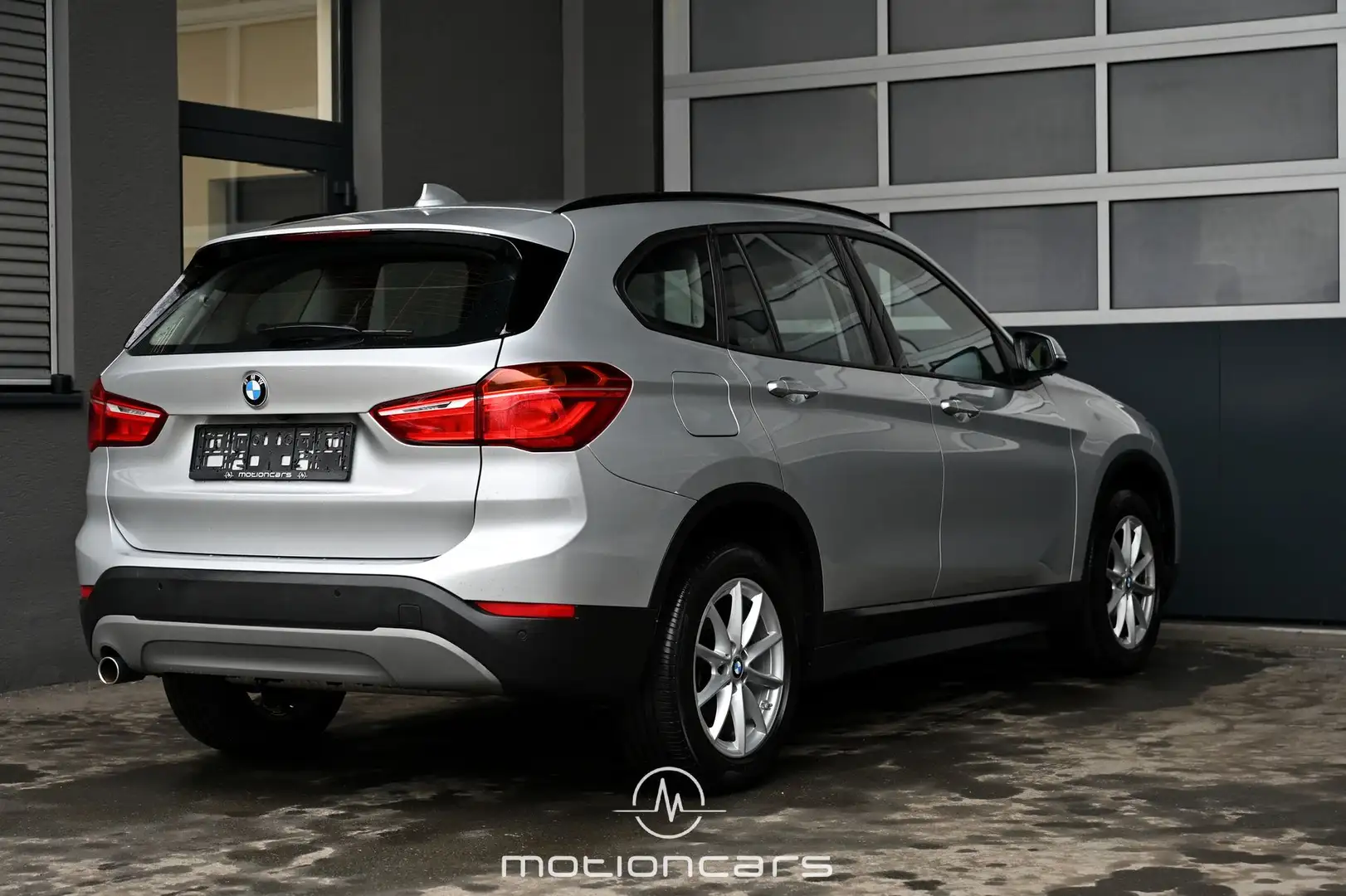 BMW X1 sDrive 18i Advantage Pickerl NEU Grau - 2