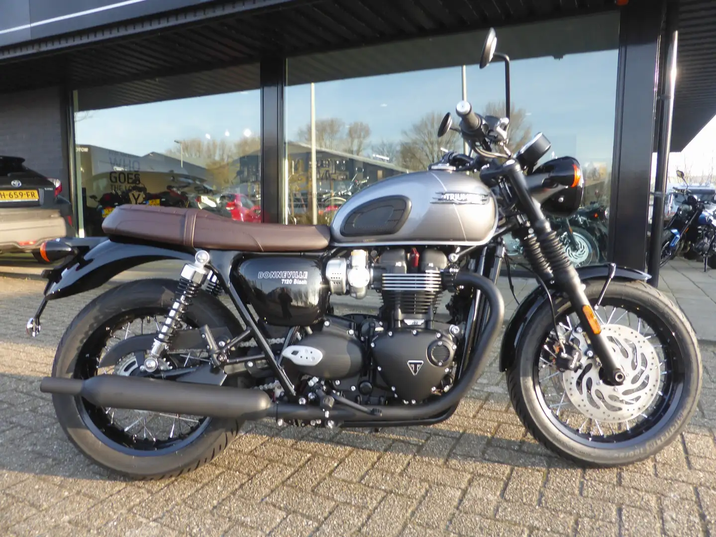 Triumph Bonneville T120 Black Nu met &#8364; 500,- gratis accessoires. Negru - 1