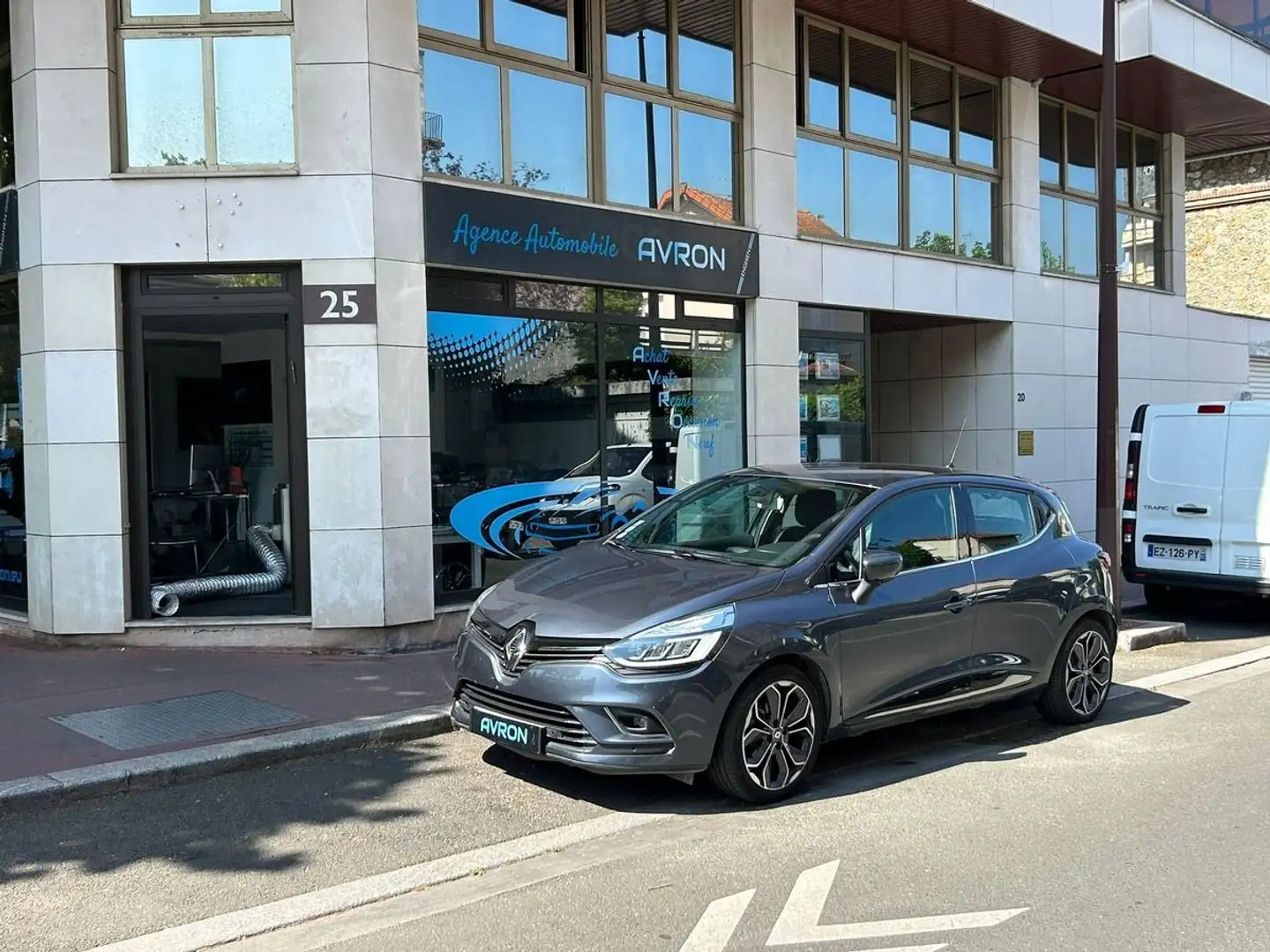 Renault Clio IV (2) 1.2 TCE 120 ENERGY INTENS EDC (peu de kilom Gris - 1