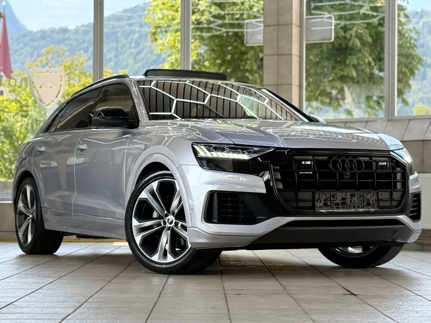 Audi Q8 55 TFSI quattro Silber - 1
