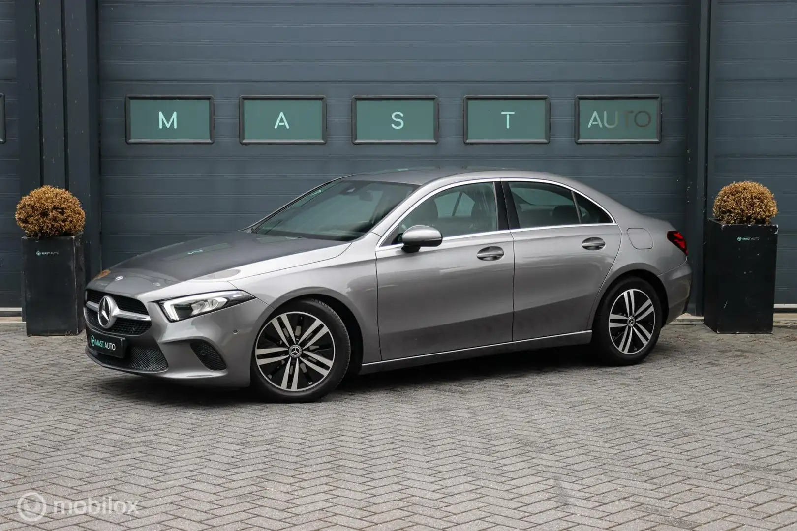 Mercedes-Benz A 180 Premium Plus|LED|Camera|Carbon|Stoelverwarming Grijs - 1