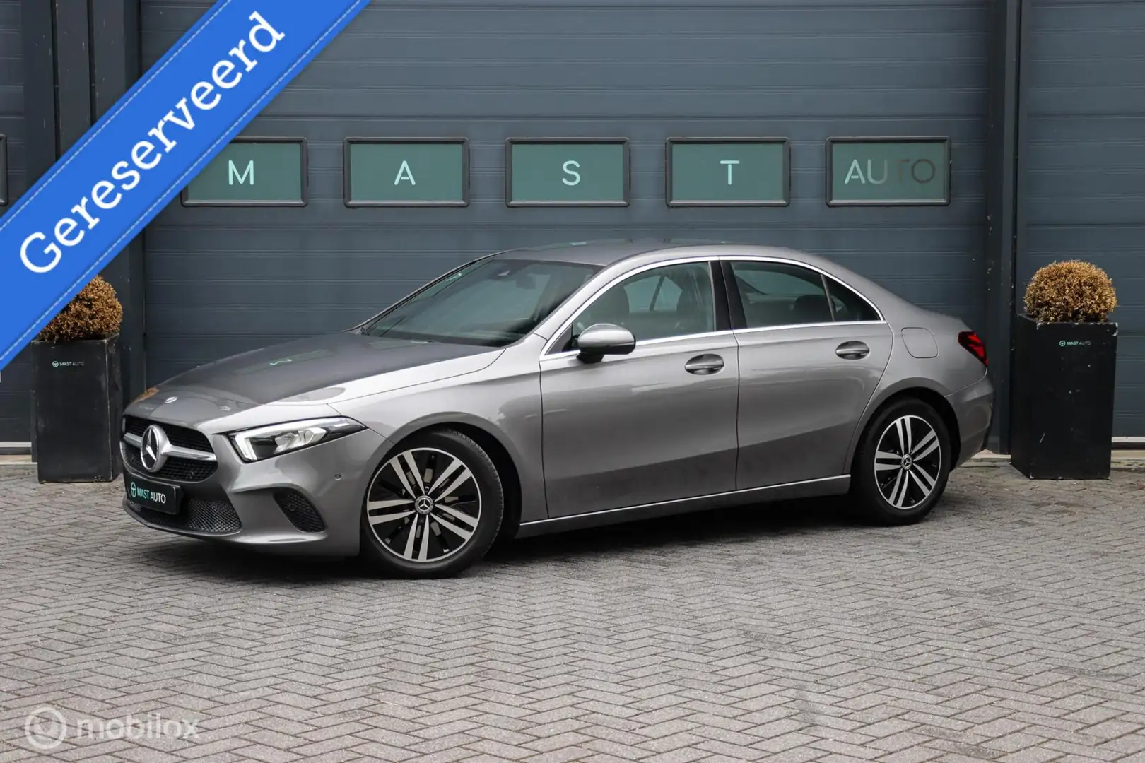 Mercedes-Benz A 180 Premium Plus | LED | Camera | Carbon | Stoelverwar Grijs - 1