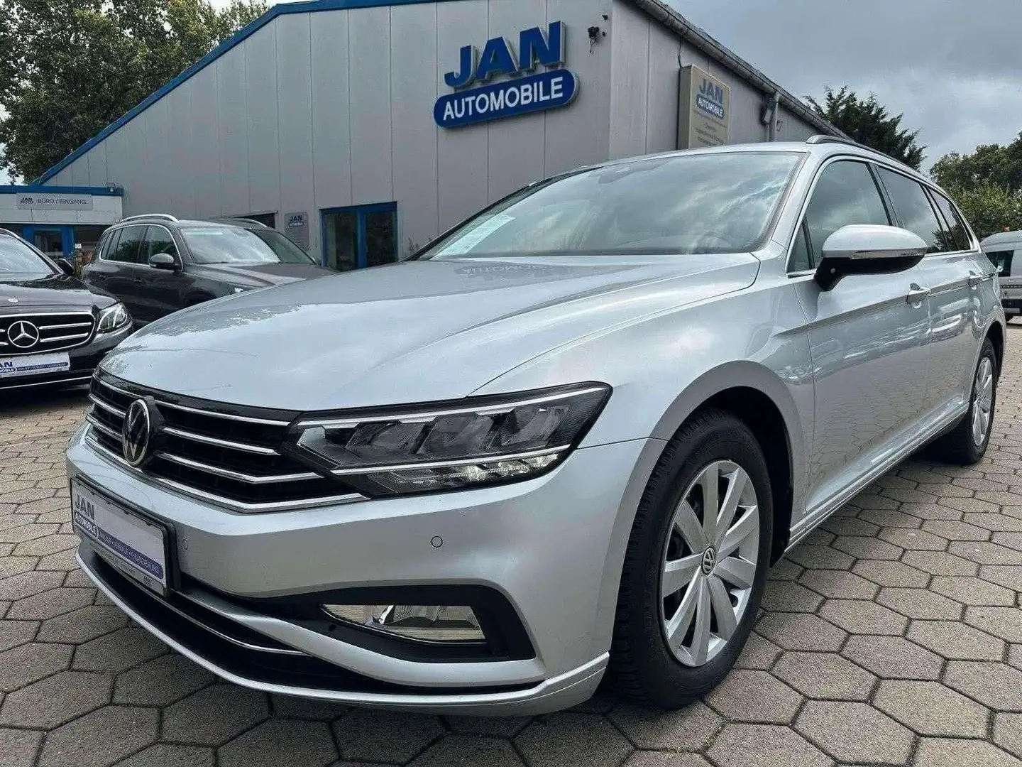 Volkswagen Passat Variant Business SHZ PDC Kam LED Silber - 1