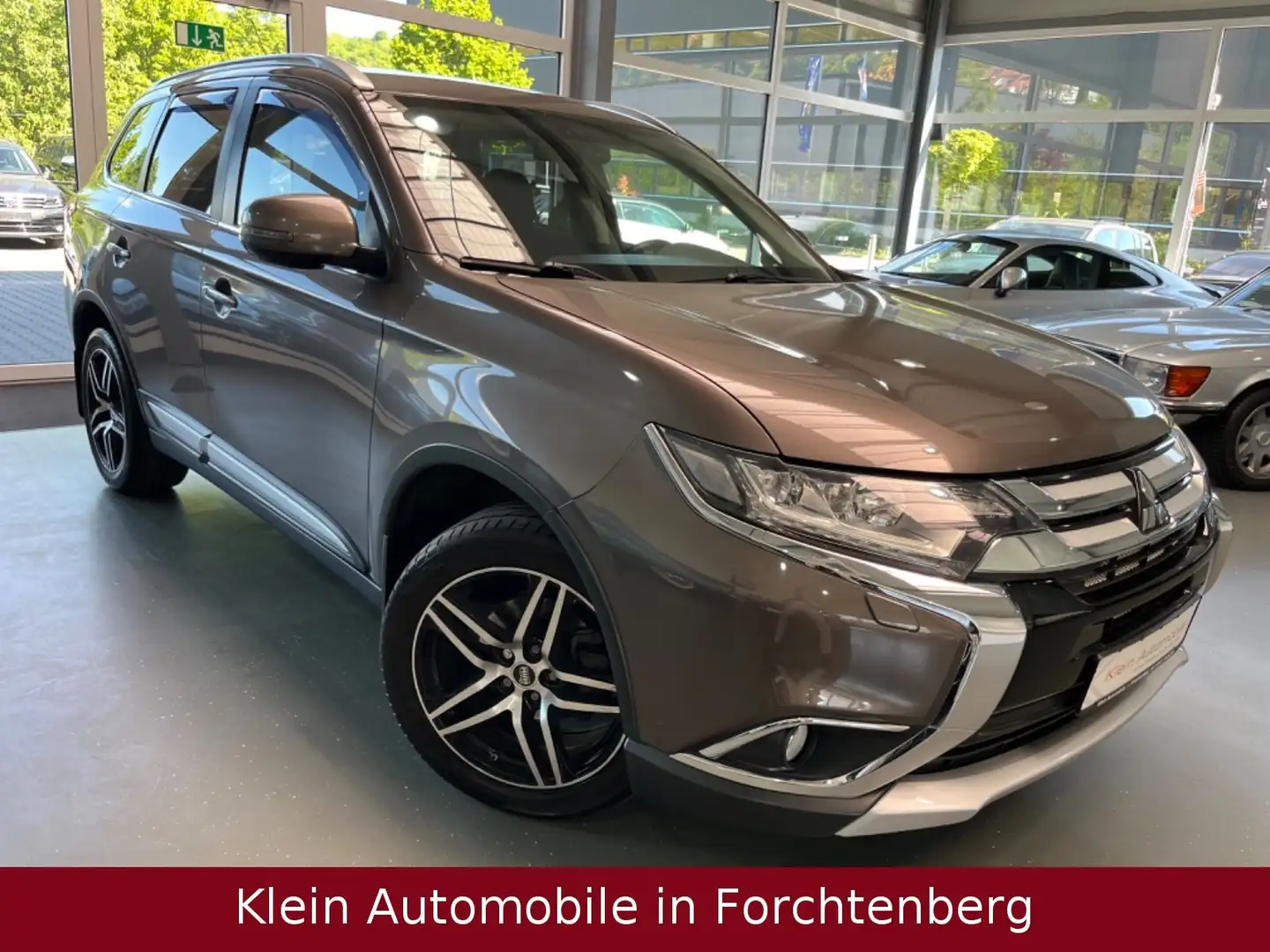 Mitsubishi Outlander SUV-Star+ 4WD Aut Navi Xen Kamera AHK Braun - 1