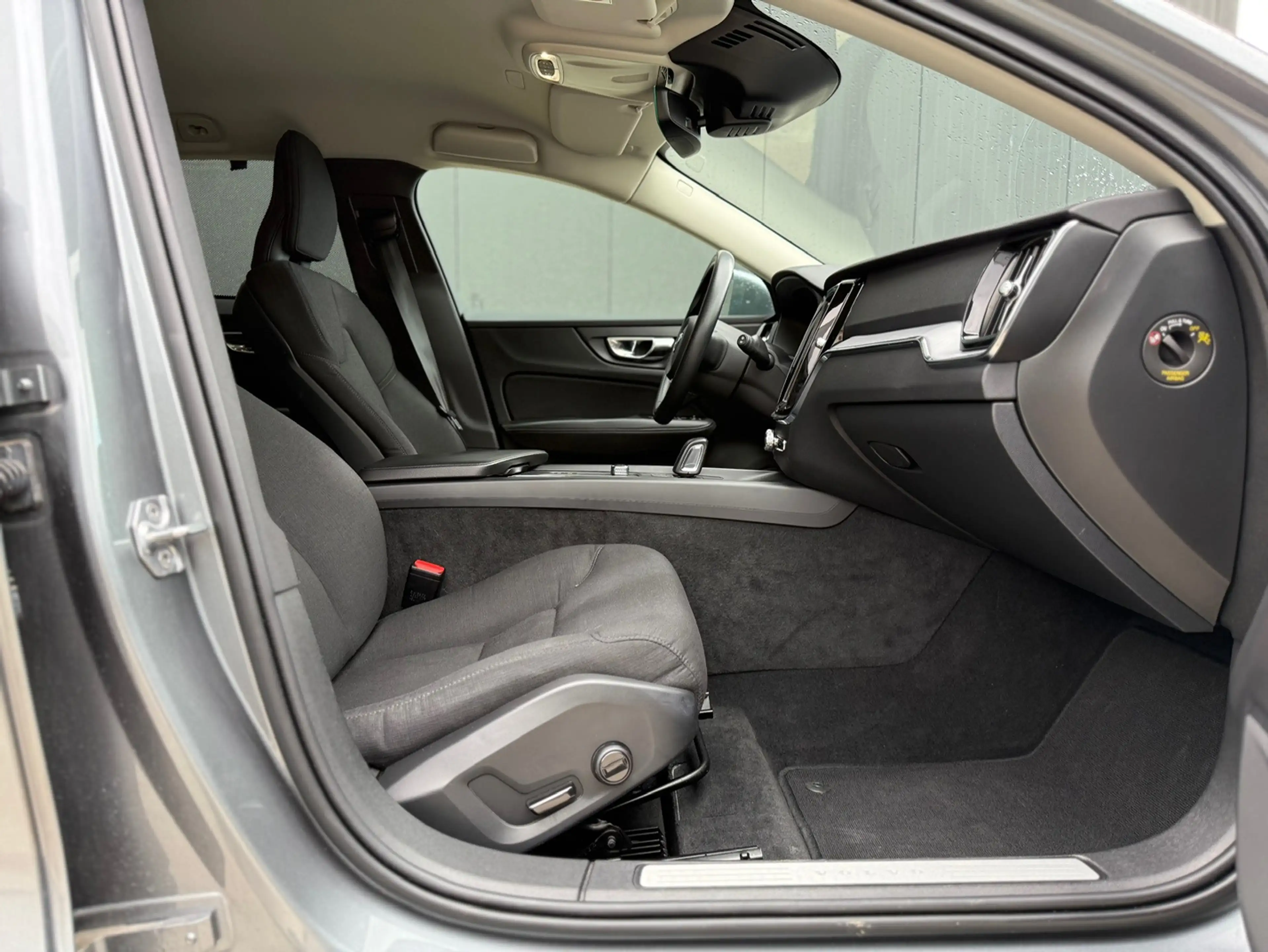 Volvo V60 2.0 B3 Momentum Advantage — photo 14
