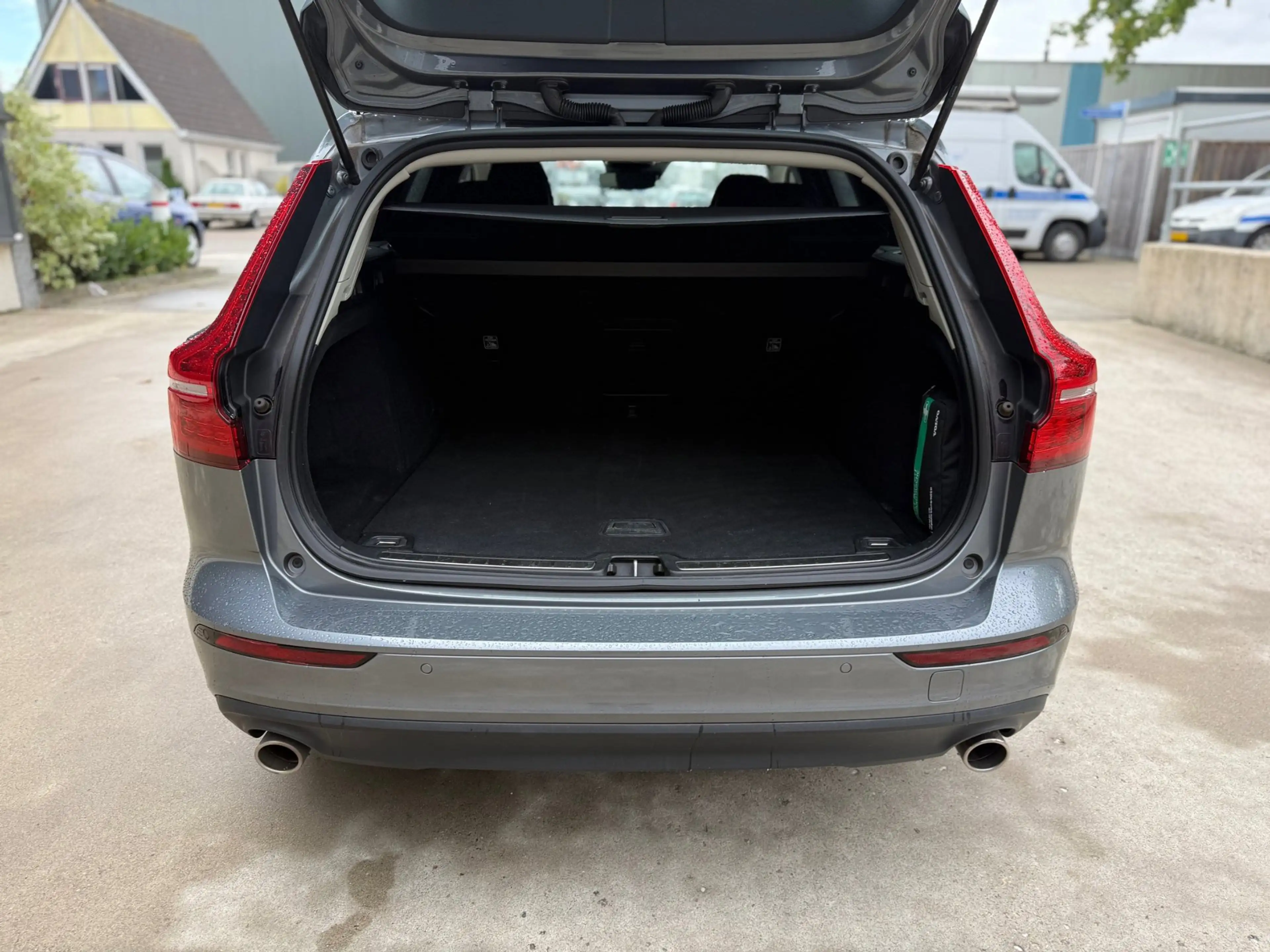 Volvo V60 2.0 B3 Momentum Advantage — photo 7