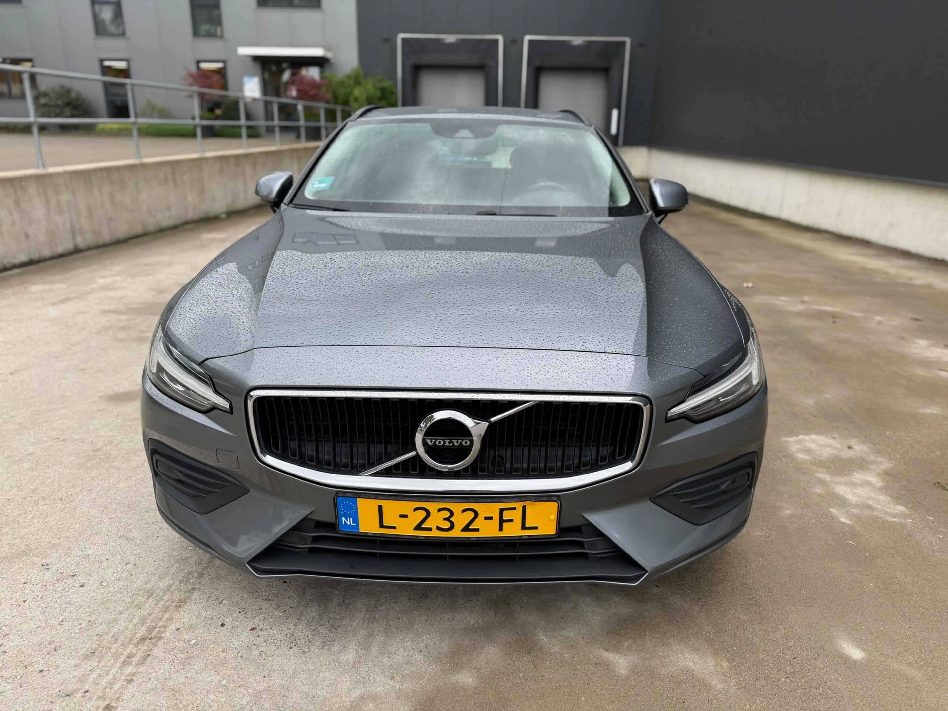 Volvo V60 2.0 B3 Momentum Advantage — photo 2