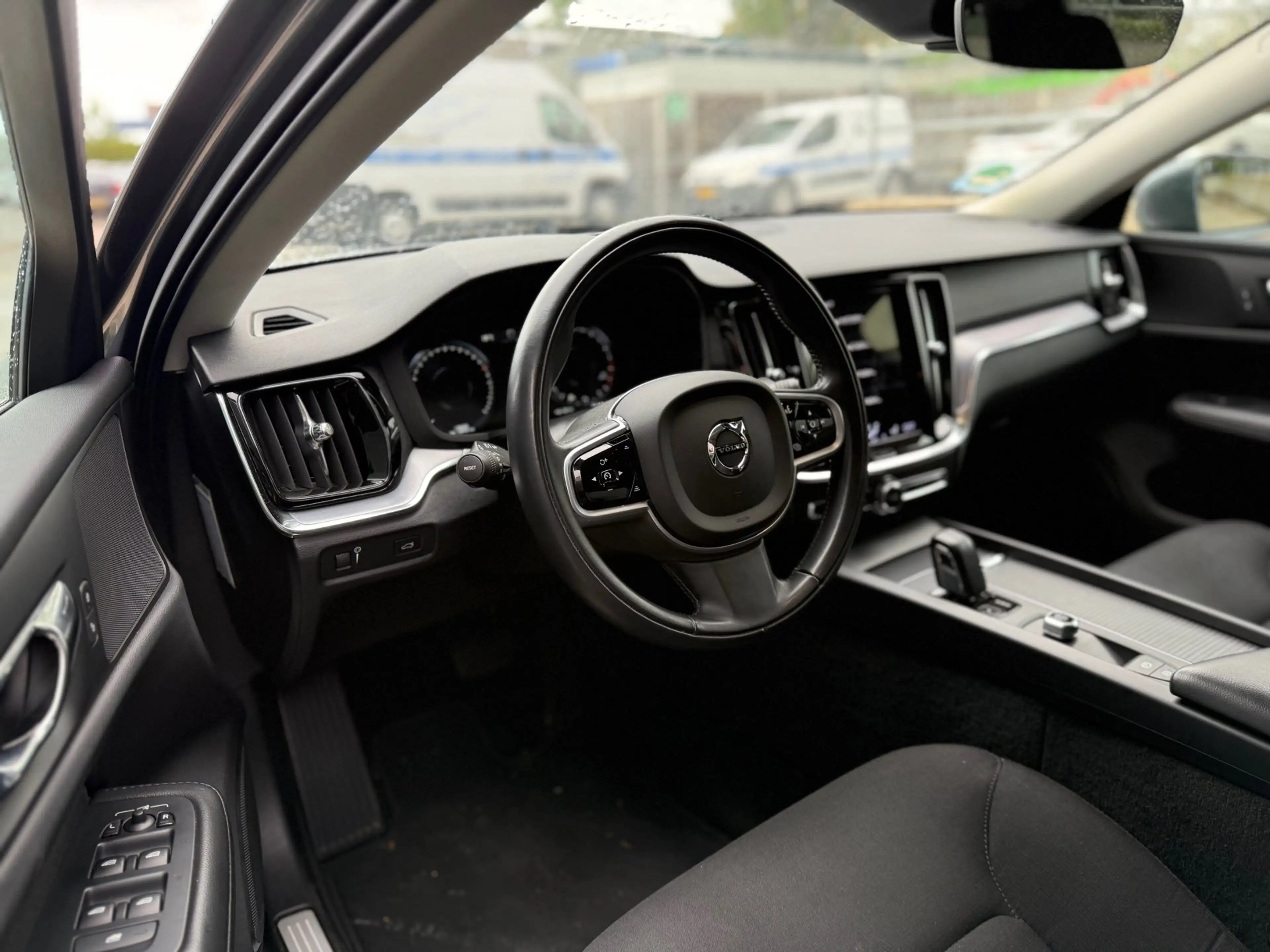 Volvo V60 2.0 B3 Momentum Advantage — photo 10