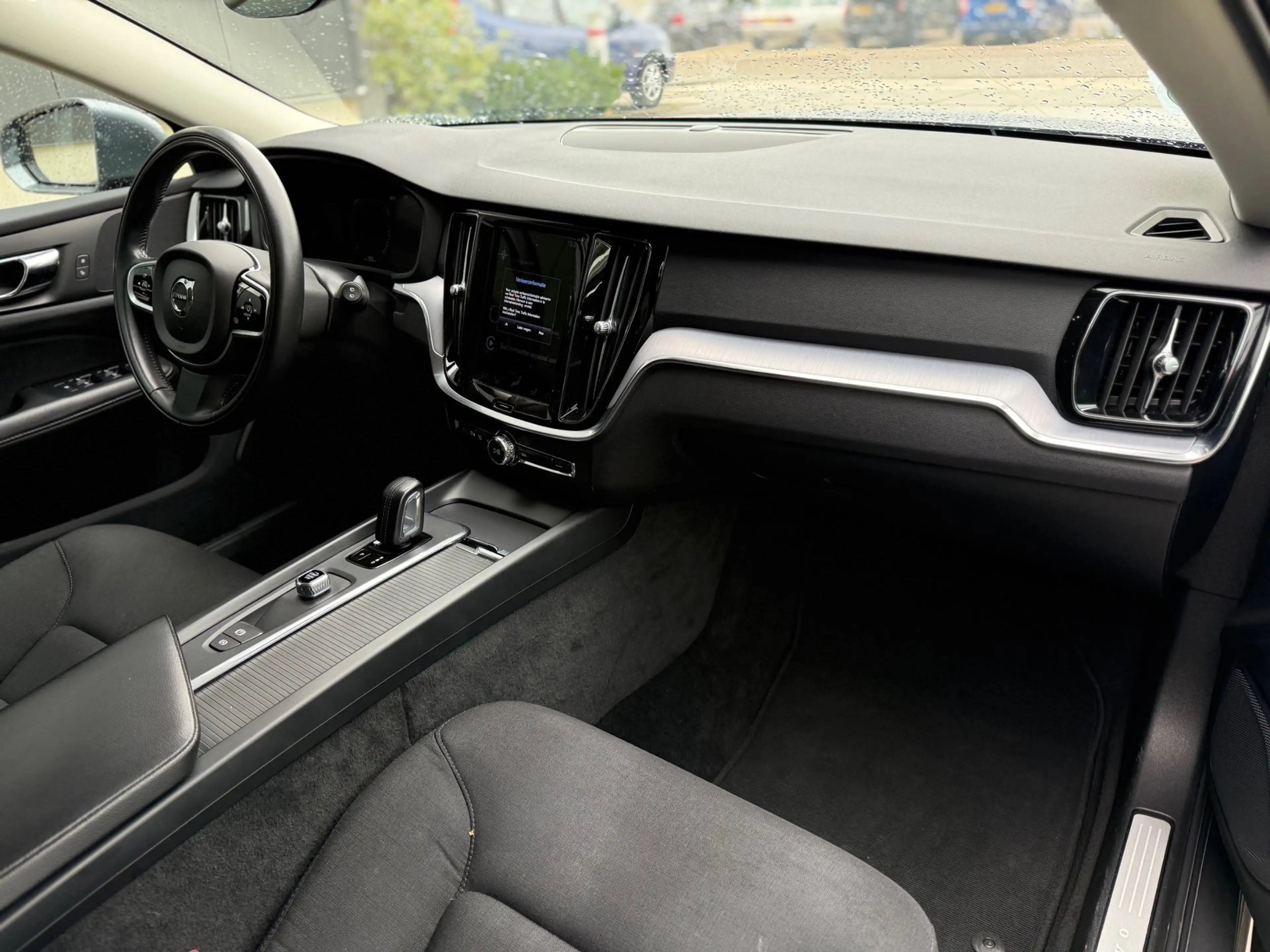 Volvo V60 2.0 B3 Momentum Advantage — photo 12