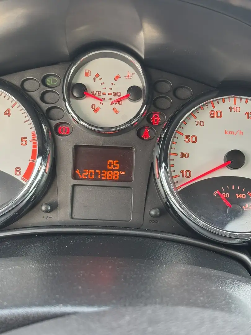 Peugeot 207 90 HDi FAP (Blue Lion) Sport - 2