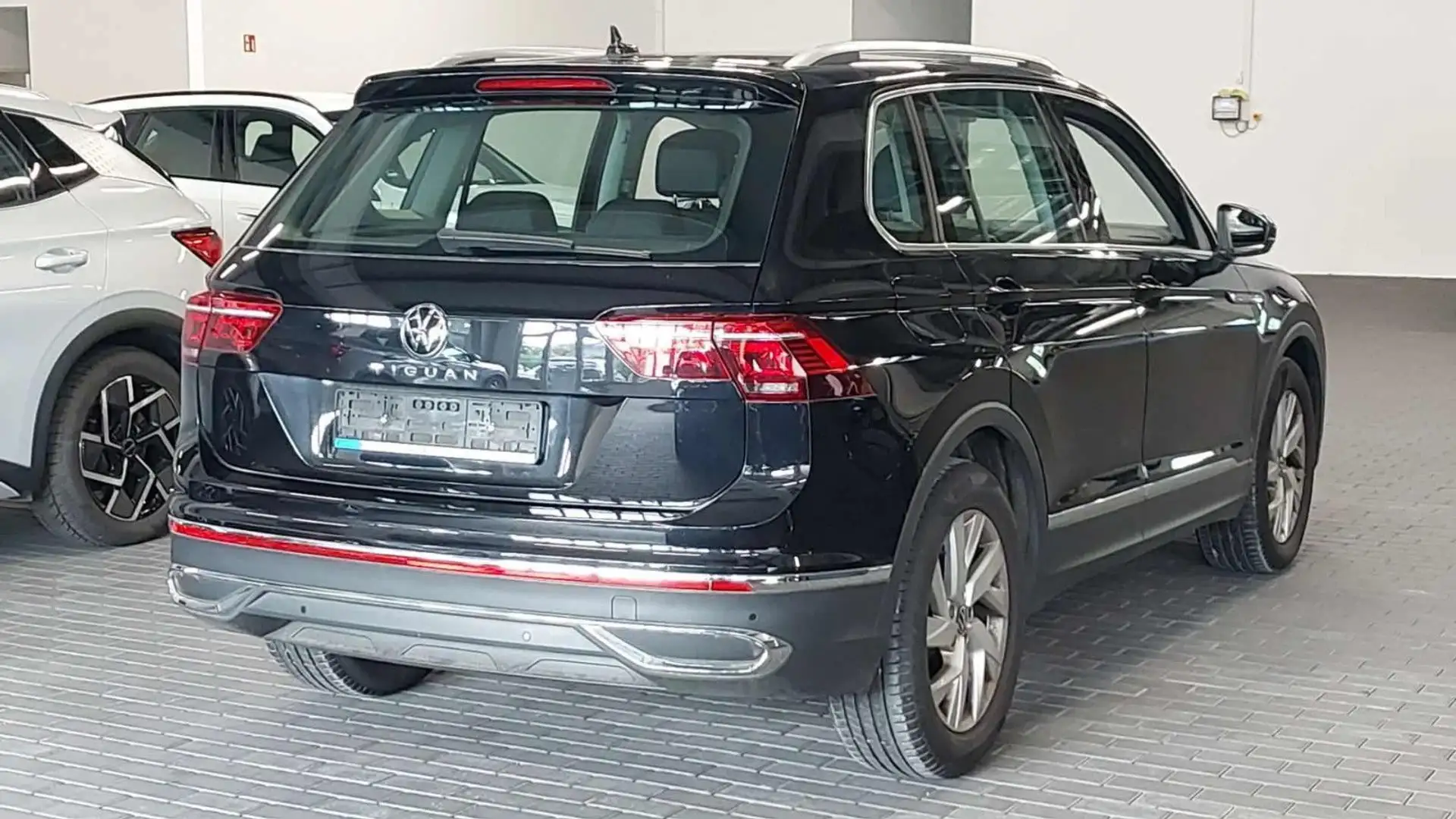 Volkswagen Tiguan Elegance MATRIX/ACC+/VIRTUAL/AHK/18" Negro - 2