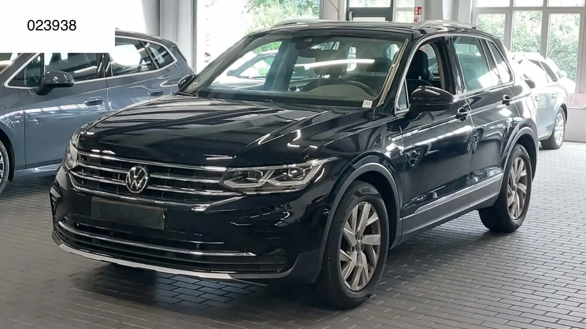 Volkswagen Tiguan Elegance MATRIX/ACC+/VIRTUAL/AHK/18" Negro - 1