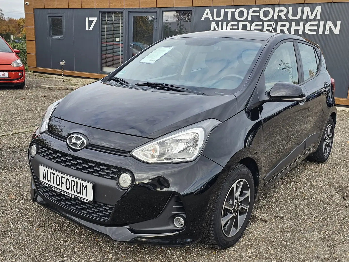Hyundai i10 Trend 1.2 JAHRESREIFEN* HU bis 03/27* GARAGENWAGEN Zwart - 2