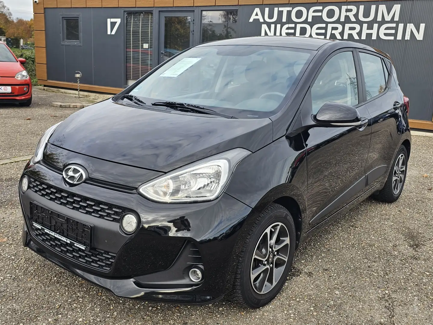 Hyundai i10 Trend 1.2 JAHRESREIFEN* HU bis 03/27* GARAGENWAGEN Zwart - 1