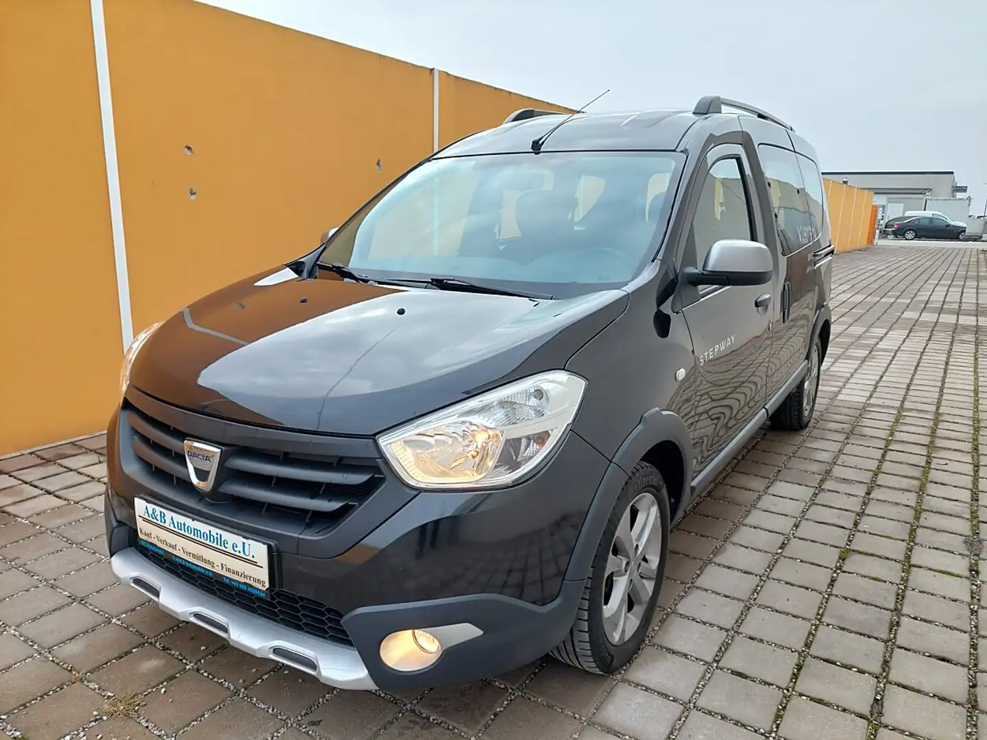 Dacia Dokker Stepway Sensation dCi 90 S&S Sofort Kredit Schwarz - 1