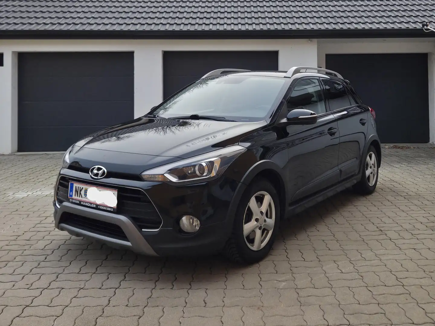 Hyundai i20 i20 Active 1,0 T-GDI Start/Stopp Automatik Premium Schwarz - 1