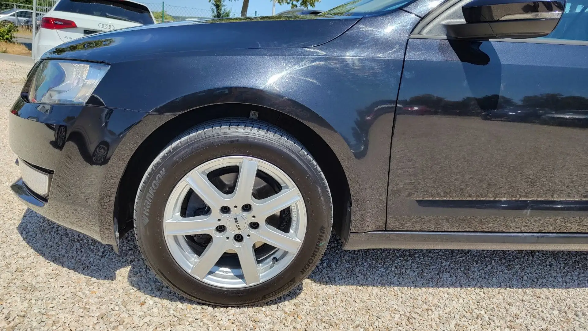 Skoda Octavia Combi 2.0TDI Ambition DSG* Navi* Schwarz - 2