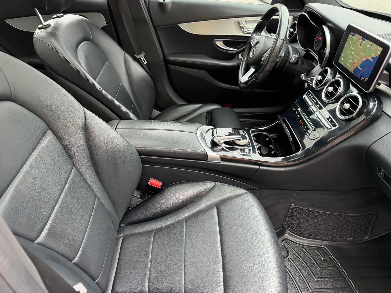 Mercedes-Benz C-Class снимка Mercedes-Benz C-Class