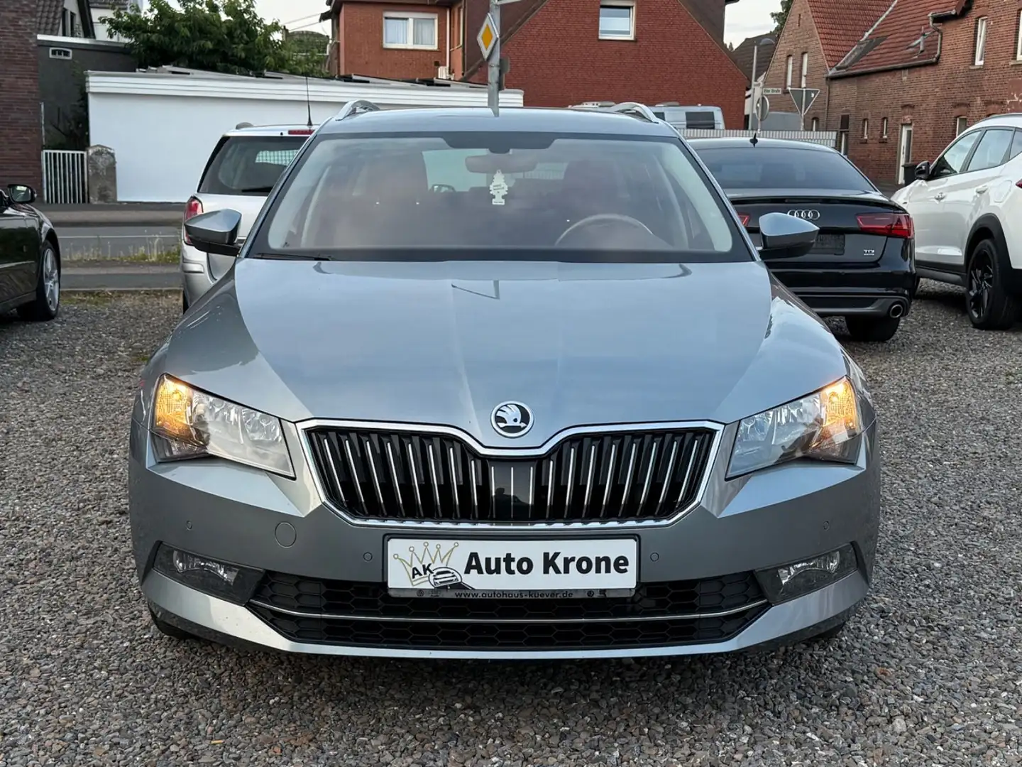 Skoda Superb Ambition 2.0 TDI Automatik R-Cam Navi SHZ Grau - 2