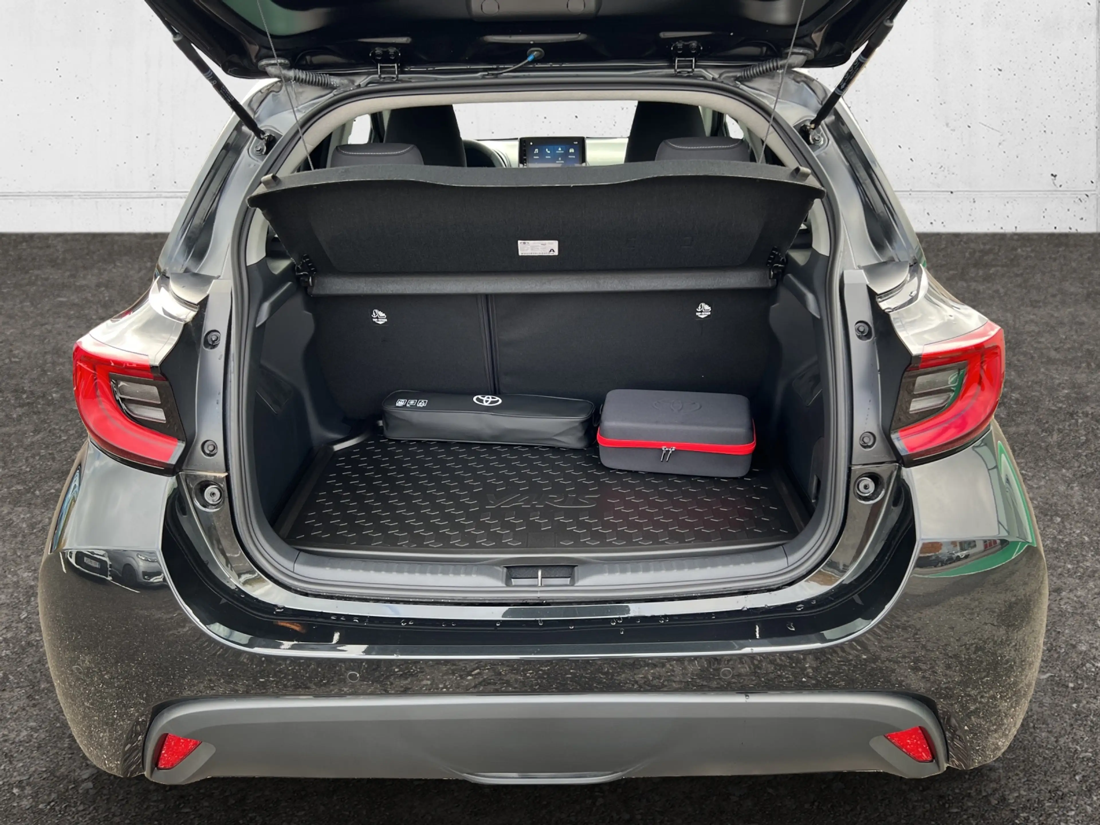 Toyota Yaris 1,5 Hybrid Ac. Dr. Safety-P. Comfort-P. 5t. — photo 9
