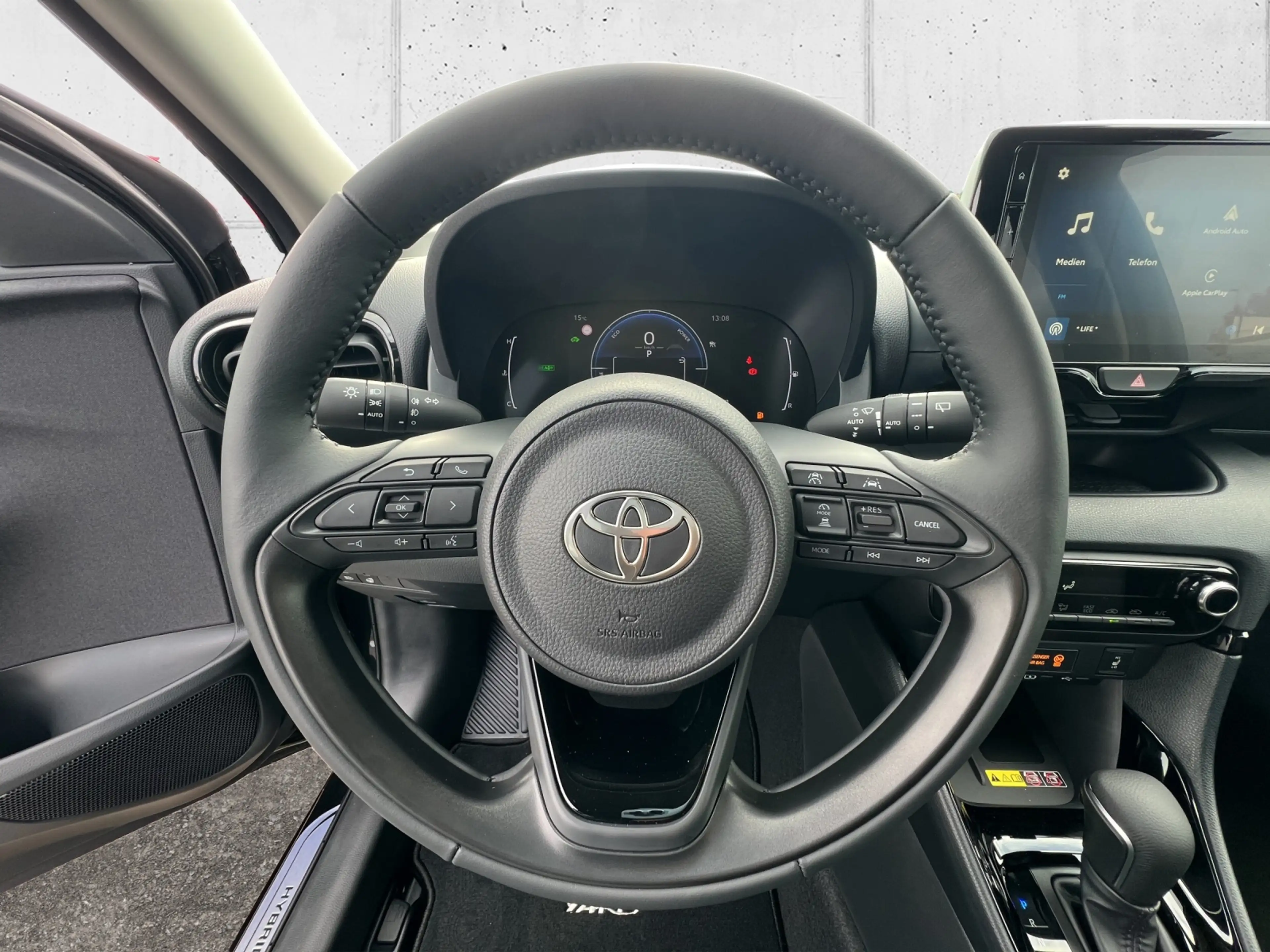 Toyota Yaris 1,5 Hybrid Ac. Dr. Safety-P. Comfort-P. 5t. — photo 11
