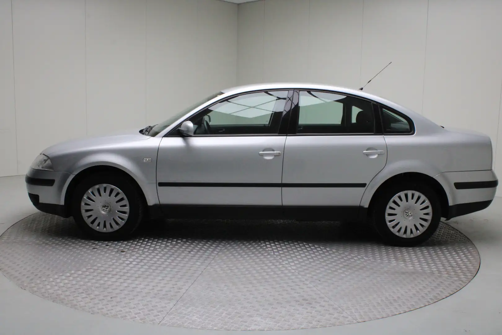 Volkswagen Passat 2.0 Trendline | trekhaak | airco | radio cd | 2x e Gris - 2