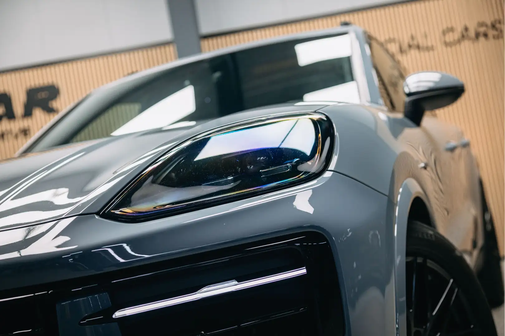 Porsche Cayenne 3.0 E-Hybrid | Pano | stoelverwarming | Sport Chr Grijs - 2