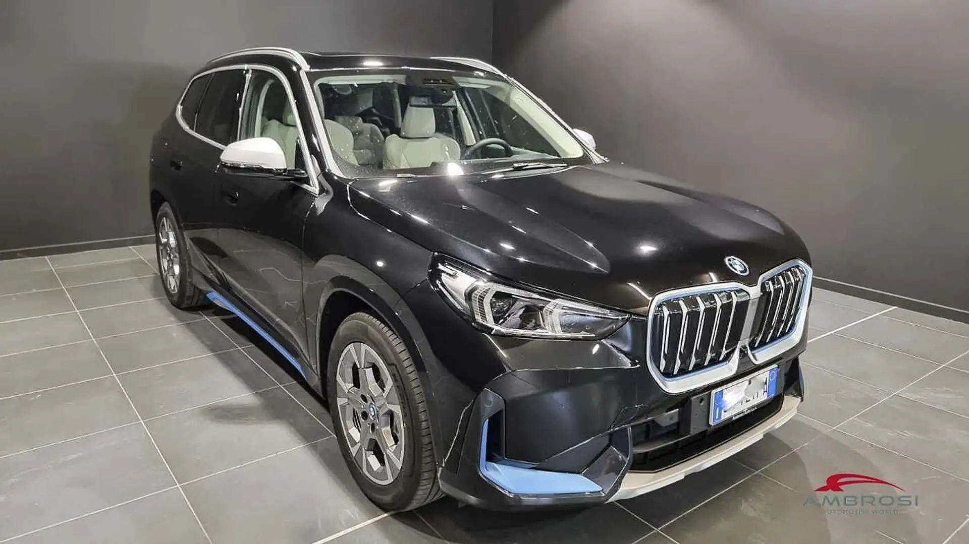 BMW iX1 xDrive30 xLine Comfort Travel package Noir - 2